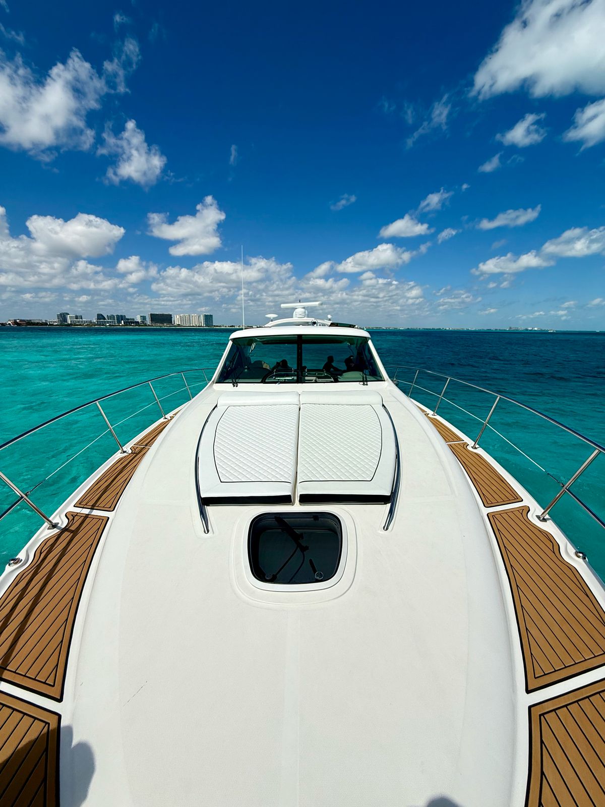 Sunshine, sea breeze, and panoramic views from the bow of Sea Señor. | Sol, brisa marina y vistas panorámicas desde la proa del Sea Señor.