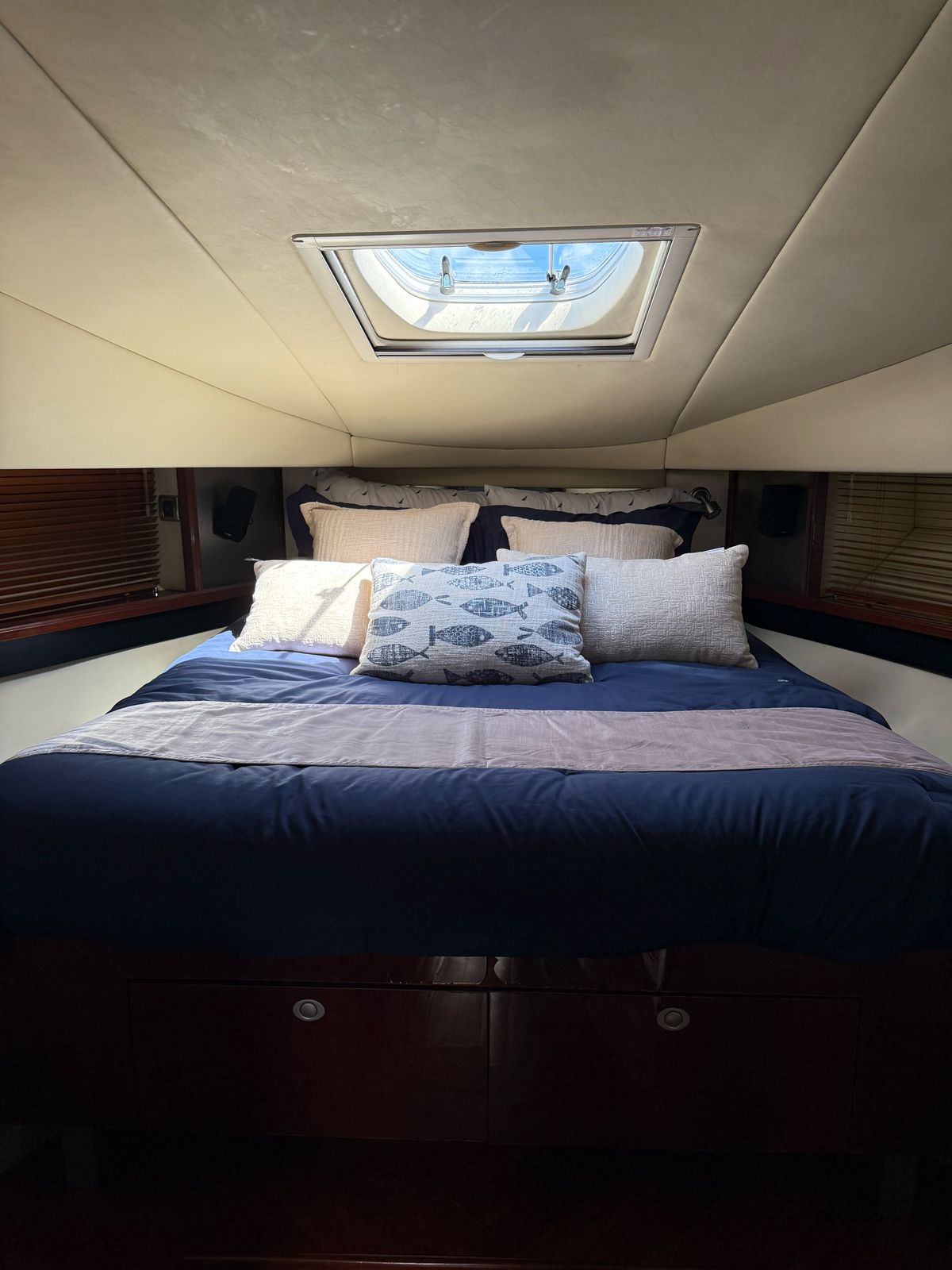 Serenity at sea — a refined retreat illuminated by natural light. | Serenidad en el mar — un refugio elegante iluminado por luz natural.
