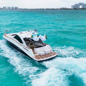 Sea Ray 52 ft “Sea Señor” yacht cruising through turquoise waters of Cancun – I Live Where You Vacation | Yate Sea Ray “Sea Señor” de 52 pies navegando por las aguas turquesa de Cancún – I Live Where You Vacation