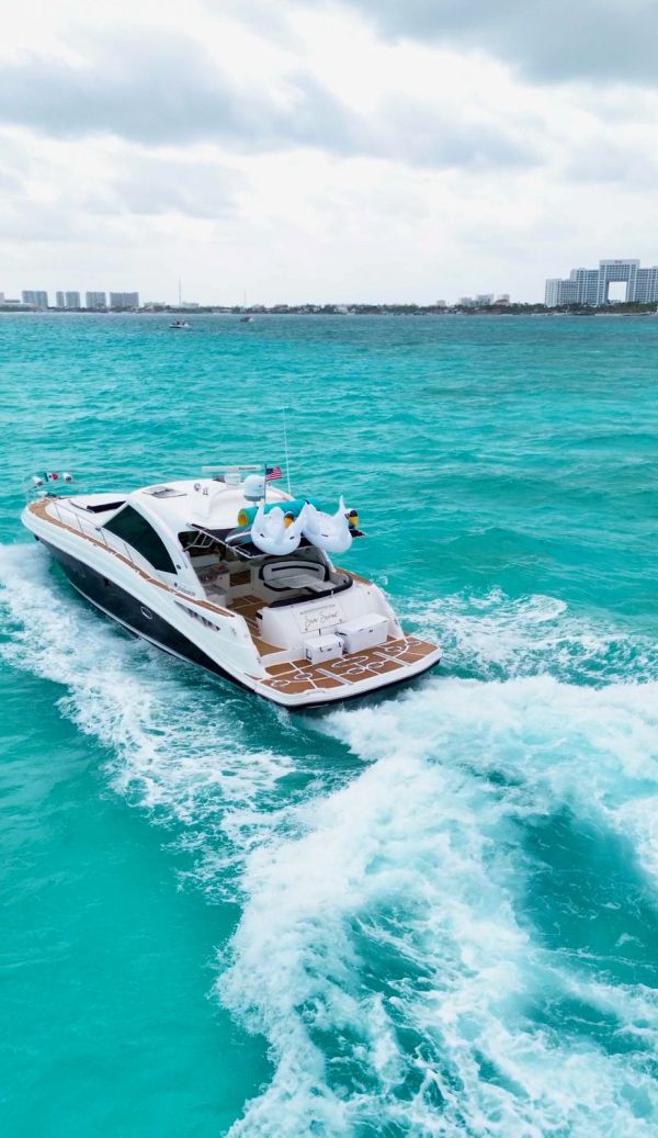 Sea Ray 52 ft “Sea Señor” yacht cruising through turquoise waters of Cancun – I Live Where You Vacation | Yate Sea Ray “Sea Señor” de 52 pies navegando por las aguas turquesa de Cancún – I Live Where You Vacation