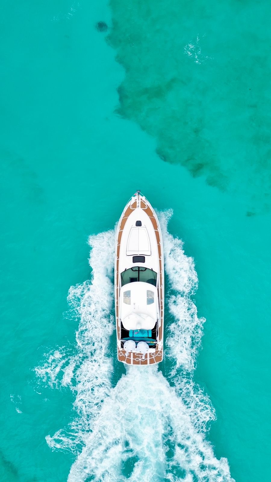 An aerial capture of the Sea Señor yacht cutting through the Caribbean’s turquoise waters. | Una toma aérea del yate Sea Señor surcando las aguas turquesa del Caribe.
