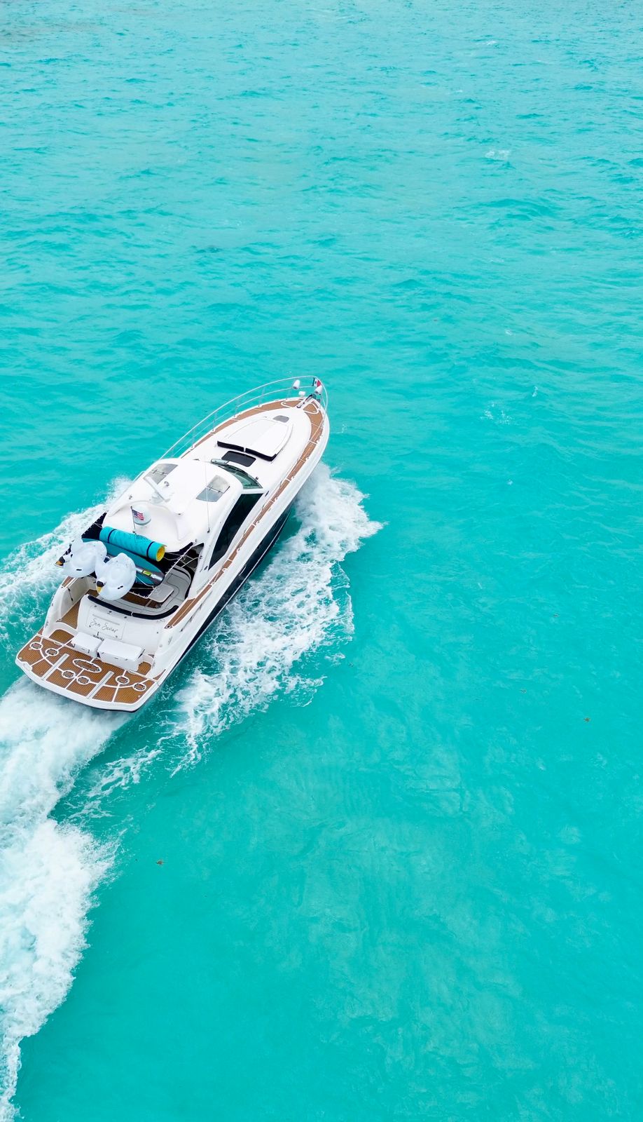Sea Señor 52 ft gliding effortlessly through Cancún’s turquoise sea — the essence of Caribbean elegance. | El Sea Señor de 52 pies deslizándose por el mar turquesa de Cancún — la esencia de la elegancia caribeña.
