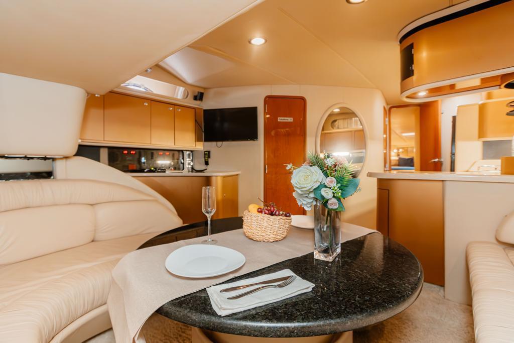 Inside the Sin Nombre 55 ft Sea Ray — a refined space designed for comfort, dining, and unforgettable moments at sea. | Interior del yate Sin Nombre 55 ft Sea Ray — un espacio refinado diseñado para el confort, la cena y momentos inolvidables en el mar.
