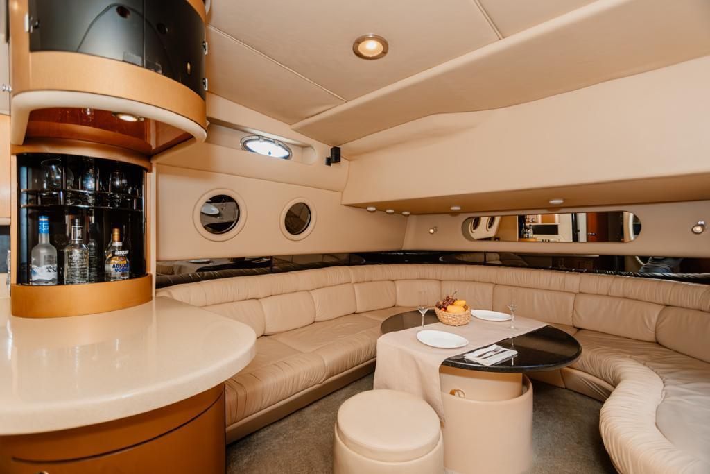 Relax in the Sin Nombre 55 ft Sea Ray’s elegant salon — where comfort meets luxury and every detail inspires connection. | Relájate en el elegante salón del yate Sin Nombre 55 ft Sea Ray — donde el confort se une al lujo y cada detalle inspira conexión.
