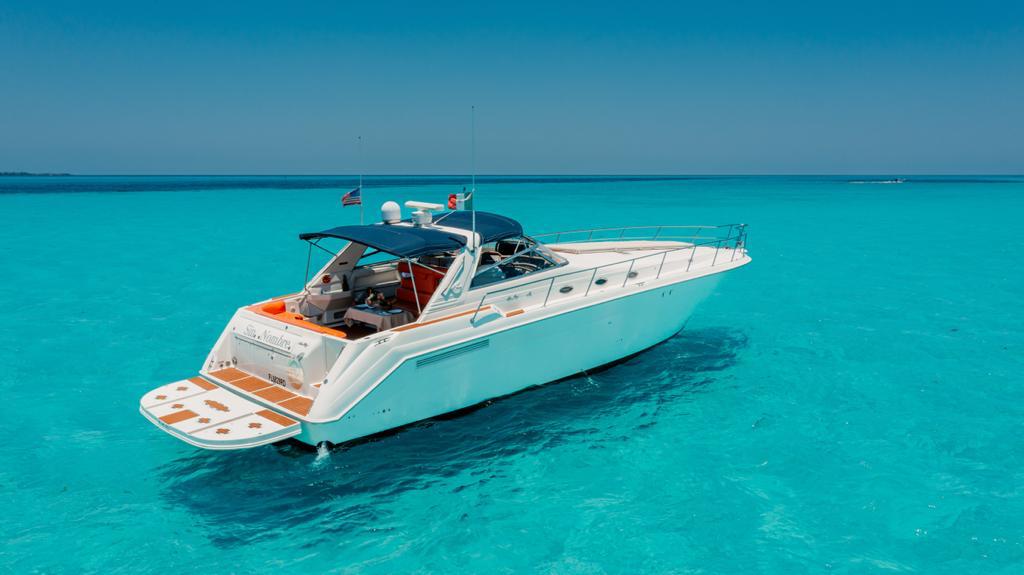 The Sin Nombre 55 ft Sea Ray yacht floating over Cancún’s turquoise waters — elegance and freedom at sea. | El yate Sin Nombre 55 ft Sea Ray flotando sobre las aguas turquesa de Cancún — elegancia y libertad en el mar.
