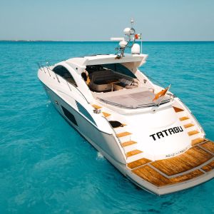Tatabu 64 ft Sunseeker yacht cruising in Cancun with teak decks, flybridge, and luxury interiors – I Live Where You Vacation | Yate Tatabu Sunseeker de 64 pies navegando en Cancún con cubiertas de teca, flybridge y lujosos interiores – I Live Where You Vacation