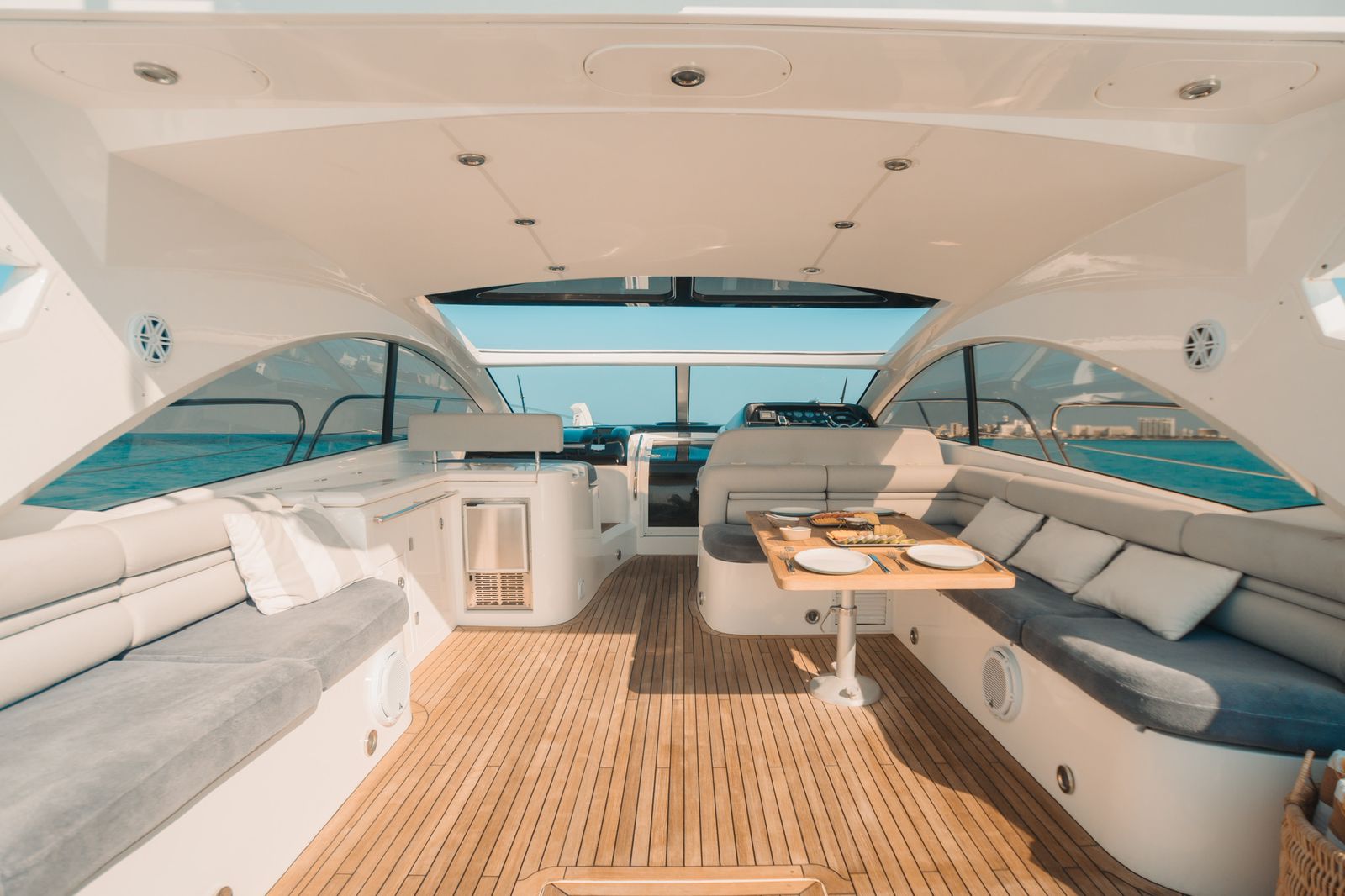 The Tatabu’s cockpit merges open-air freedom with Sunseeker’s signature elegance — a social haven surrounded by endless ocean views. | La cabina del Tatabu combina la libertad al aire libre con la elegancia característica de Sunseeker: un espacio social rodeado de vistas infinitas al mar.
