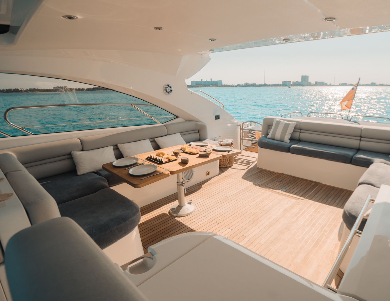 Open and elegant, the aft deck of the Tatabu invites you to dine, relax, and enjoy the sea breeze with breathtaking Caribbean views. | Abierta y elegante, la cubierta trasera del Tatabu te invita a cenar, relajarte y disfrutar de la brisa marina con impresionantes vistas del Caribe.
