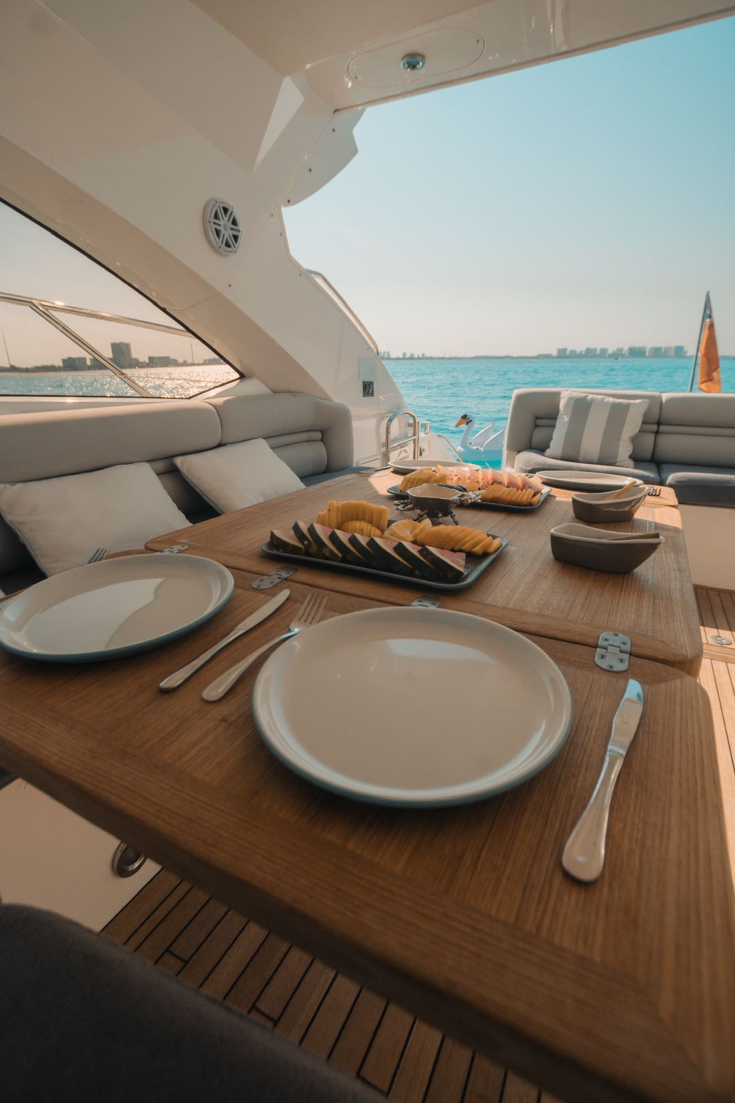 Enjoy a private al fresco meal aboard the Tatabu 64 ft Sunseeker, where fine teak details and ocean views create the perfect setting for unforgettable moments at sea. | Disfruta de una comida al aire libre a bordo del Tatabu Sunseeker de 64 pies, donde los detalles en teca y las vistas al mar crean el escenario perfecto para momentos inolvidables en el mar.
