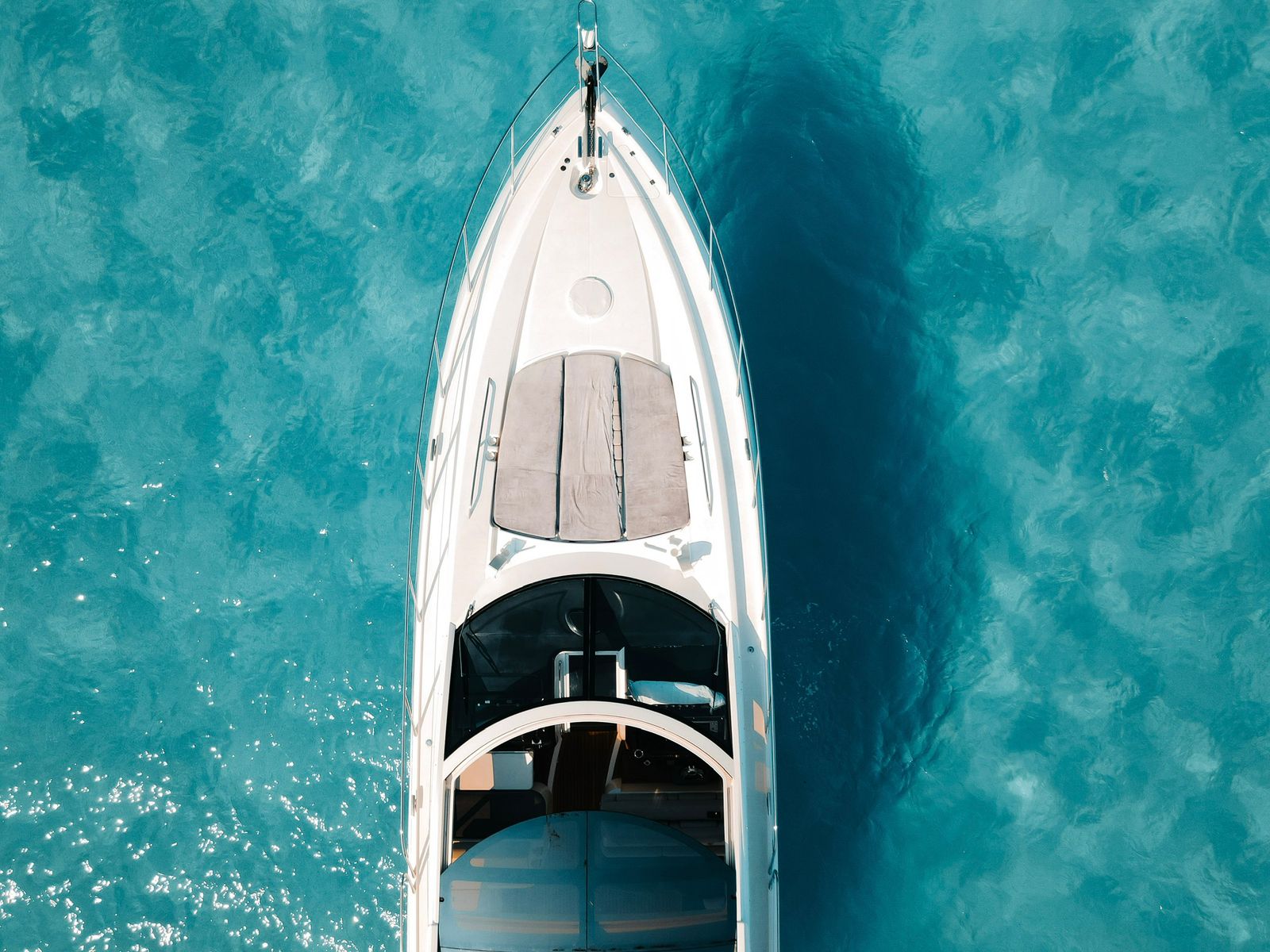 A striking top view revealing the perfect symmetry and sleek contours of the Tatabu 64 ft Sunseeker — luxury redefined at sea. | Una vista cenital impactante que muestra la simetría perfecta y las líneas elegantes del Tatabu Sunseeker de 64 pies — el lujo redefinido en el mar.
