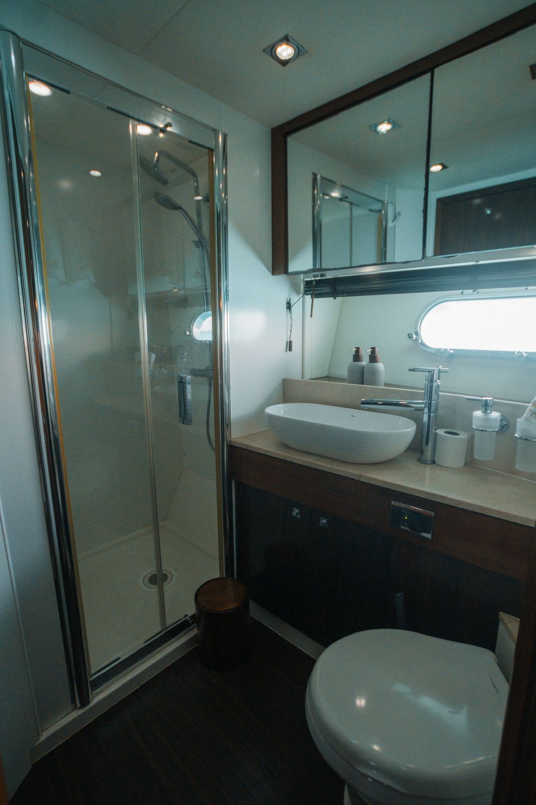 Refined and functional, the Tatabu’s bathroom features a glass-enclosed shower, modern fixtures, and elegant wood finishes — blending comfort and sophistication at sea. | Refinado y funcional, el baño del Tatabu cuenta con regadera de cristal, accesorios modernos y elegantes acabados en madera — una mezcla perfecta de confort y sofisticación en el mar.
