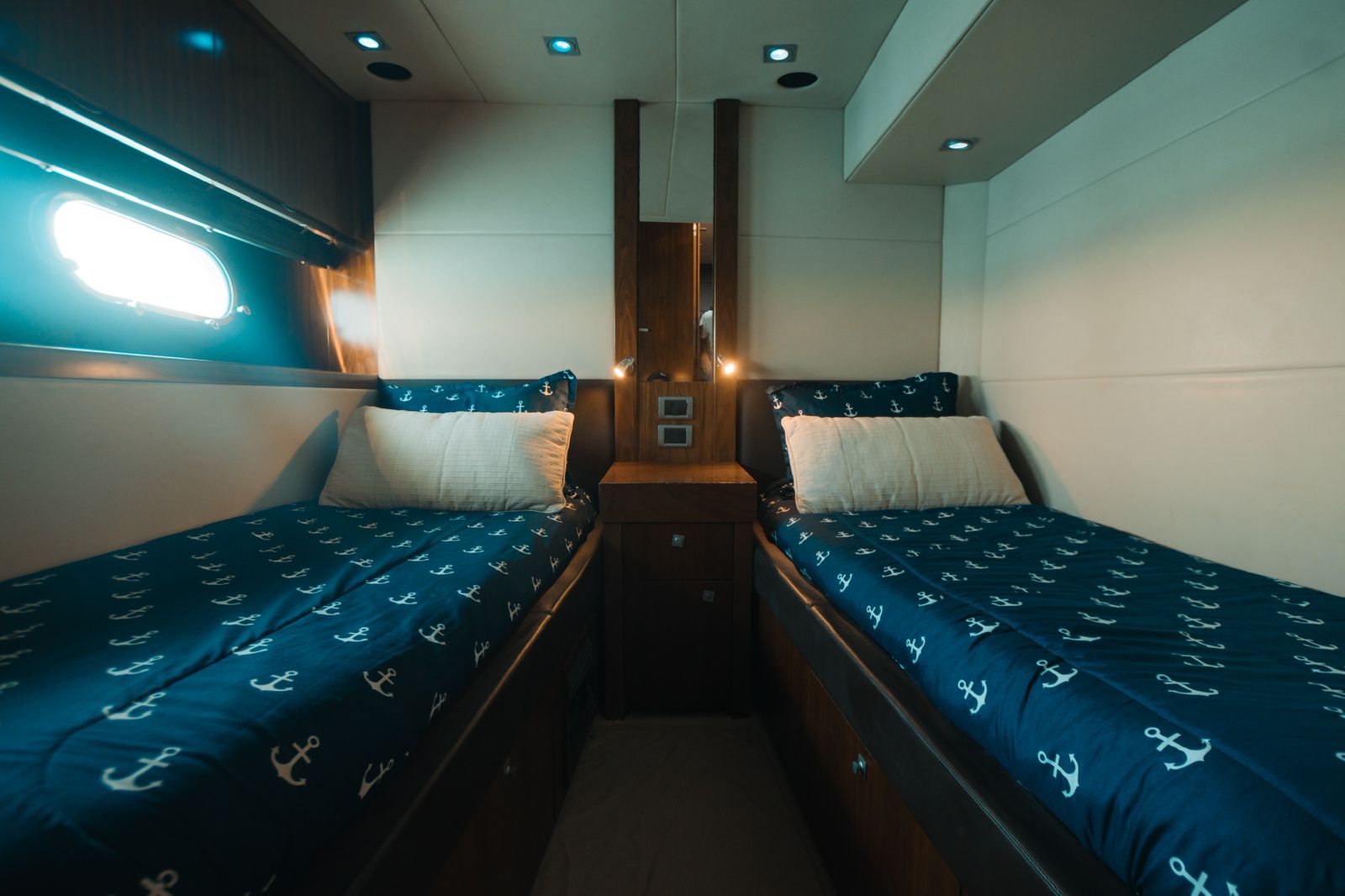 Designed for comfort and style, the Tatabu’s twin cabin features soft lighting, elegant wood detailing, and cozy beds for a restful night at sea. | Diseñada para el confort y el estilo, la cabina doble del Tatabu ofrece iluminación suave, detalles en madera y camas acogedoras para una noche tranquila en el mar.
