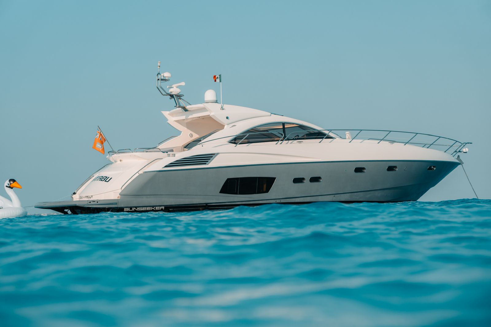 Sleek, modern, and powerful — the Tatabu 64 ft Sunseeker defines nautical luxury from every angle. | Elegante, moderno y potente — el Tatabu Sunseeker de 64 pies redefine el lujo náutico desde cualquier ángulo.
