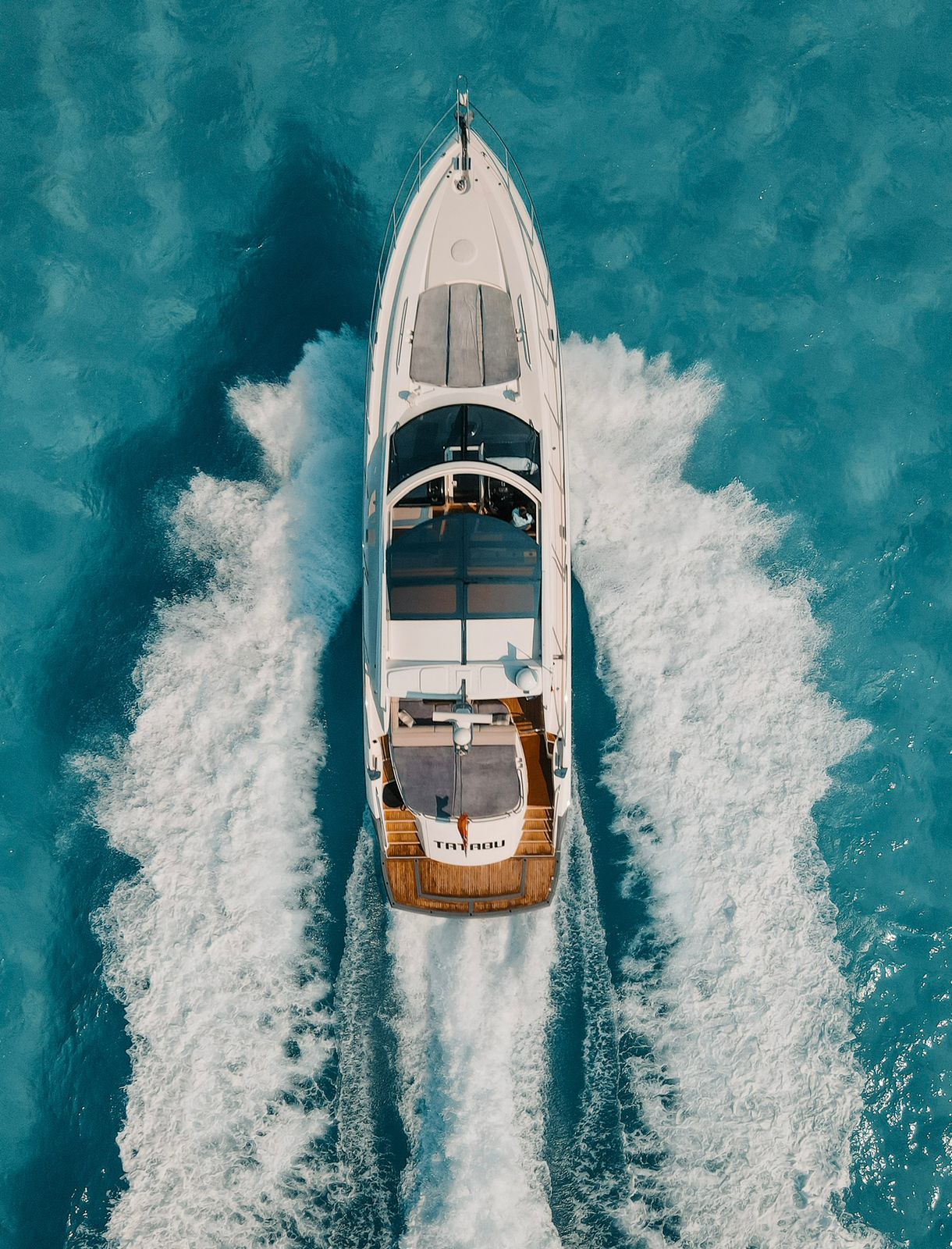 An aerial masterpiece — the Tatabu 64 ft Sunseeker cuts through turquoise waters with elegance, power, and British engineering perfection. | Una toma aérea majestuosa — el Tatabu Sunseeker de 64 pies surca las aguas turquesa con elegancia, potencia y perfección británica.
