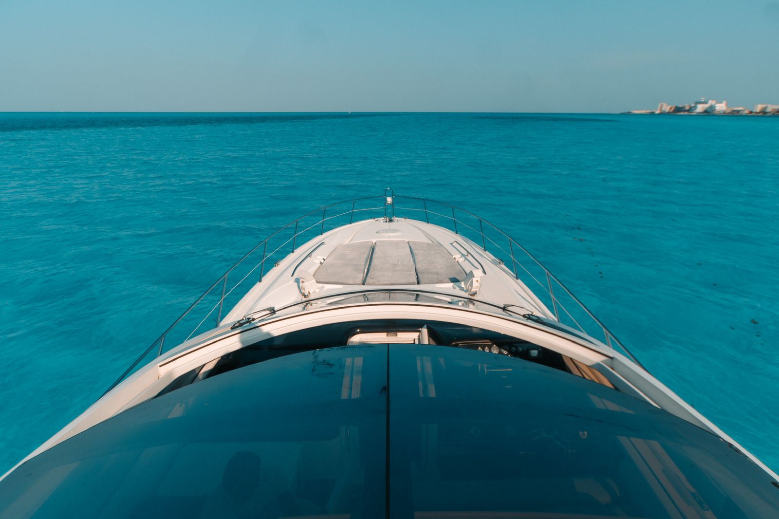 Stretch out on the Tatabu’s bow sunbeds and let the Caribbean horizon unfold before you — pure serenity at sea. | Relájate en los soláriums de proa del Tatabu y deja que el horizonte caribeño se despliegue frente a ti — pura serenidad en el mar.
