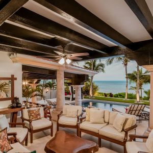 Luxury beachfront villa in Cancun with oceanview terrace, infinity pool and elegant outdoor living area – Villa Albatros / Villa de lujo frente al mar en Cancún con terraza frente al océano, alberca infinita y área exterior elegante – Villa Albatros