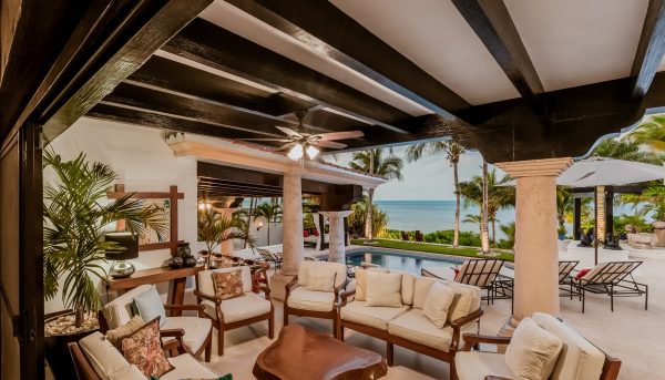 Luxury beachfront villa in Cancun with oceanview terrace, infinity pool and elegant outdoor living area – Villa Albatros / Villa de lujo frente al mar en Cancún con terraza frente al océano, alberca infinita y área exterior elegante – Villa Albatros