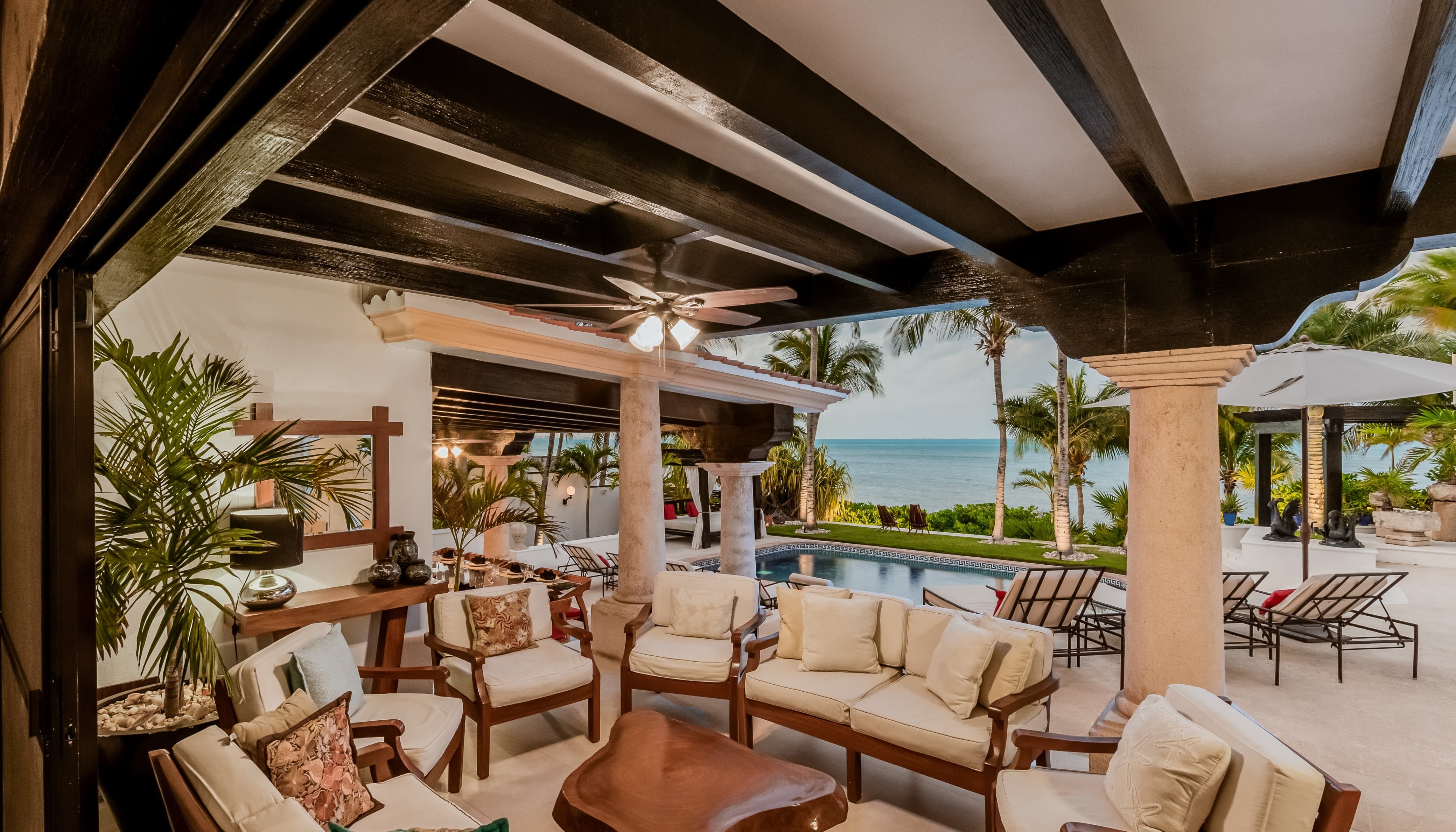 Luxury oceanfront villa with private pool, tropical gardens and panoramic Caribbean views — Villa Albatros, Cancun. | Villa de lujo frente al mar con alberca privada, jardines tropicales y vistas panorámicas del Caribe — Villa Albatros, Cancún.
