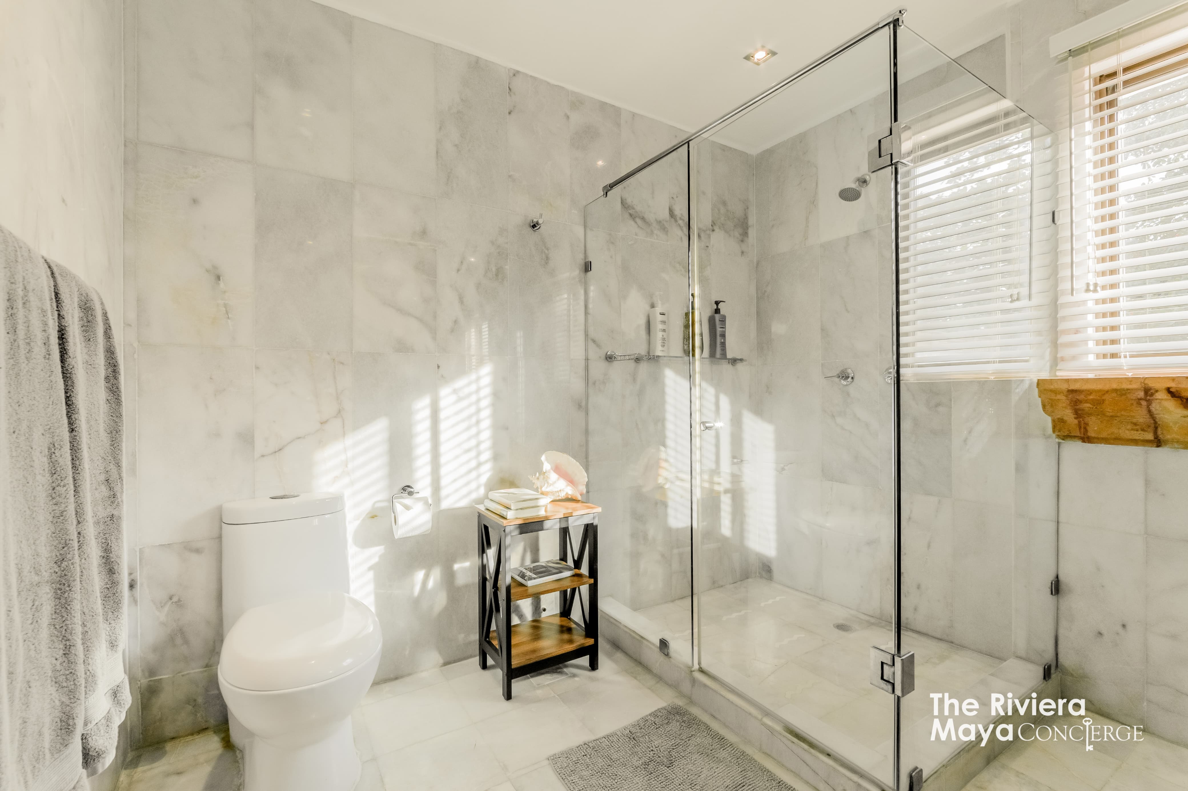 Bright and elegant marble bathroom with walk-in shower — Villa Albatros, part of I Live Where You Vacation’s Riviera Maya luxury villa collection. | Baño luminoso y elegante de mármol con ducha tipo walk-in — Villa Albatros, parte de la colección de lujo Riviera Maya de I Live Where You Vacation.
