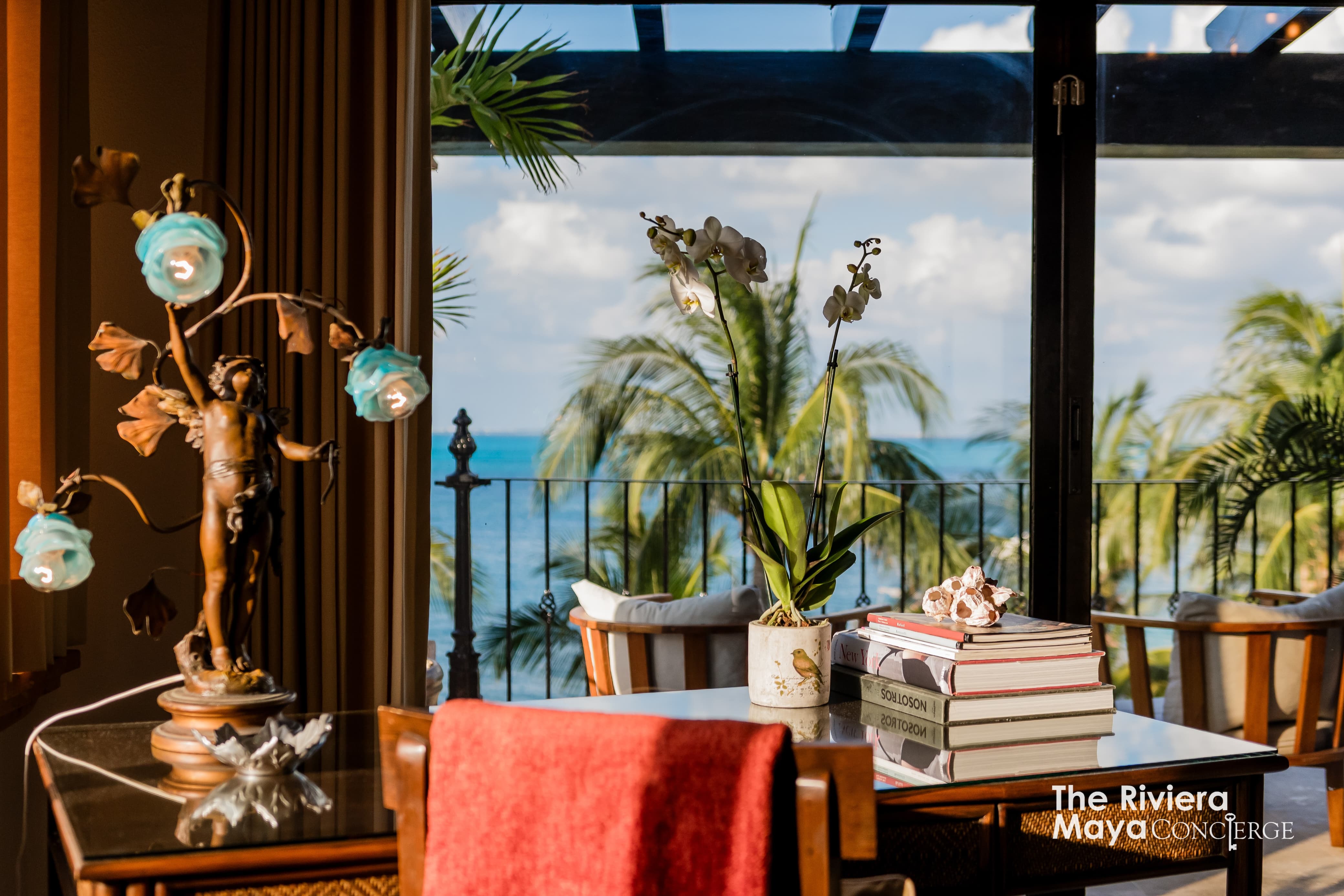 Elegant oceanview corner at Villa Albatros, Cancun — part of the I Live Where You Vacation luxury collection. | Rincón elegante con vista al mar en Villa Albatros, Cancún — parte de la colección de lujo I Live Where You Vacation.
