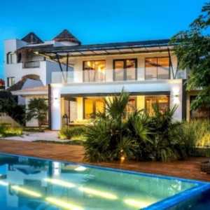 Luxury oceanfront villa with infinity pool at sunset – Villa Gulf, Isla Mujeres | I Live Where You Vacation / Villa de lujo frente al mar con alberca infinita al atardecer – Villa Gulf, Isla Mujeres | I Live Where You Vacation