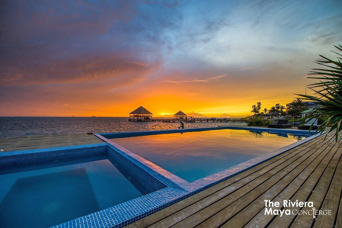 Golden light meets turquoise calm — Villa Gulf’s infinity pool captures the essence of island luxury and the beauty of Isla Mujeres sunsets. | Luz dorada y calma turquesa — la alberca infinita de Villa Gulf captura la esencia del lujo isleño y la belleza de los atardeceres de Isla Mujeres.
