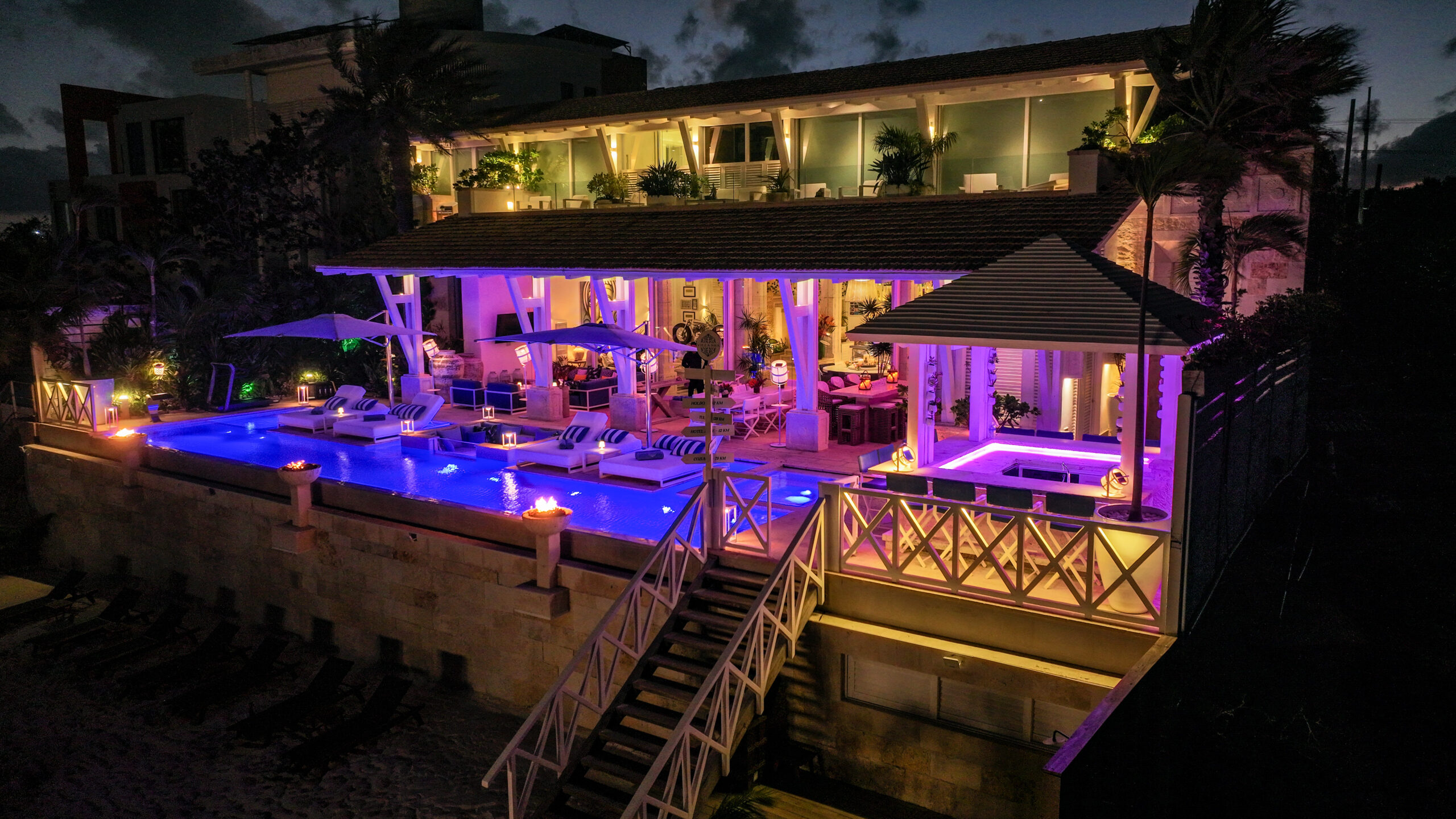 As the sun sets, Villa Sha transforms into a glowing masterpiece — an intimate blend of architecture, light, and oceanfront serenity. | Al caer el sol, Villa Sha se transforma en una obra luminosa — una fusión íntima de arquitectura, luz y serenidad frente al mar.
