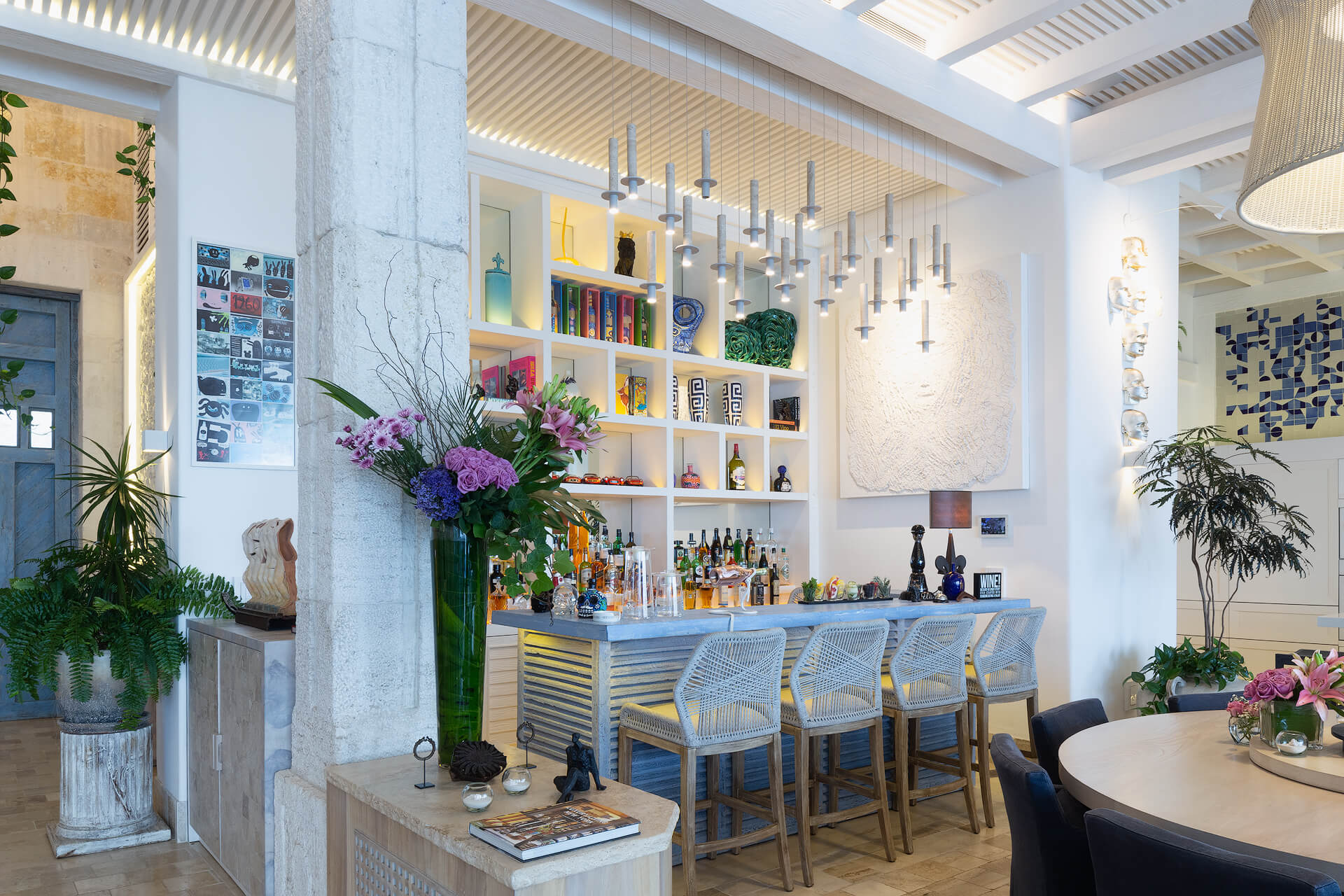 Where design meets indulgence — Villa Sha’s bar and dining area blend art, architecture, and atmosphere. | Donde el diseño se encuentra con el placer — la barra y el comedor de Villa Sha fusionan arte, arquitectura y ambiente.
