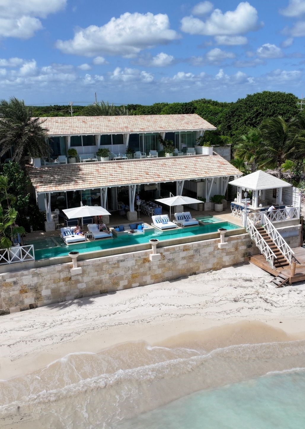 A Caribbean masterpiece — Villa Sha blends beachfront serenity with timeless architecture and modern luxury. | Una obra maestra caribeña — Villa Sha combina serenidad frente al mar con arquitectura atemporal y lujo moderno.
