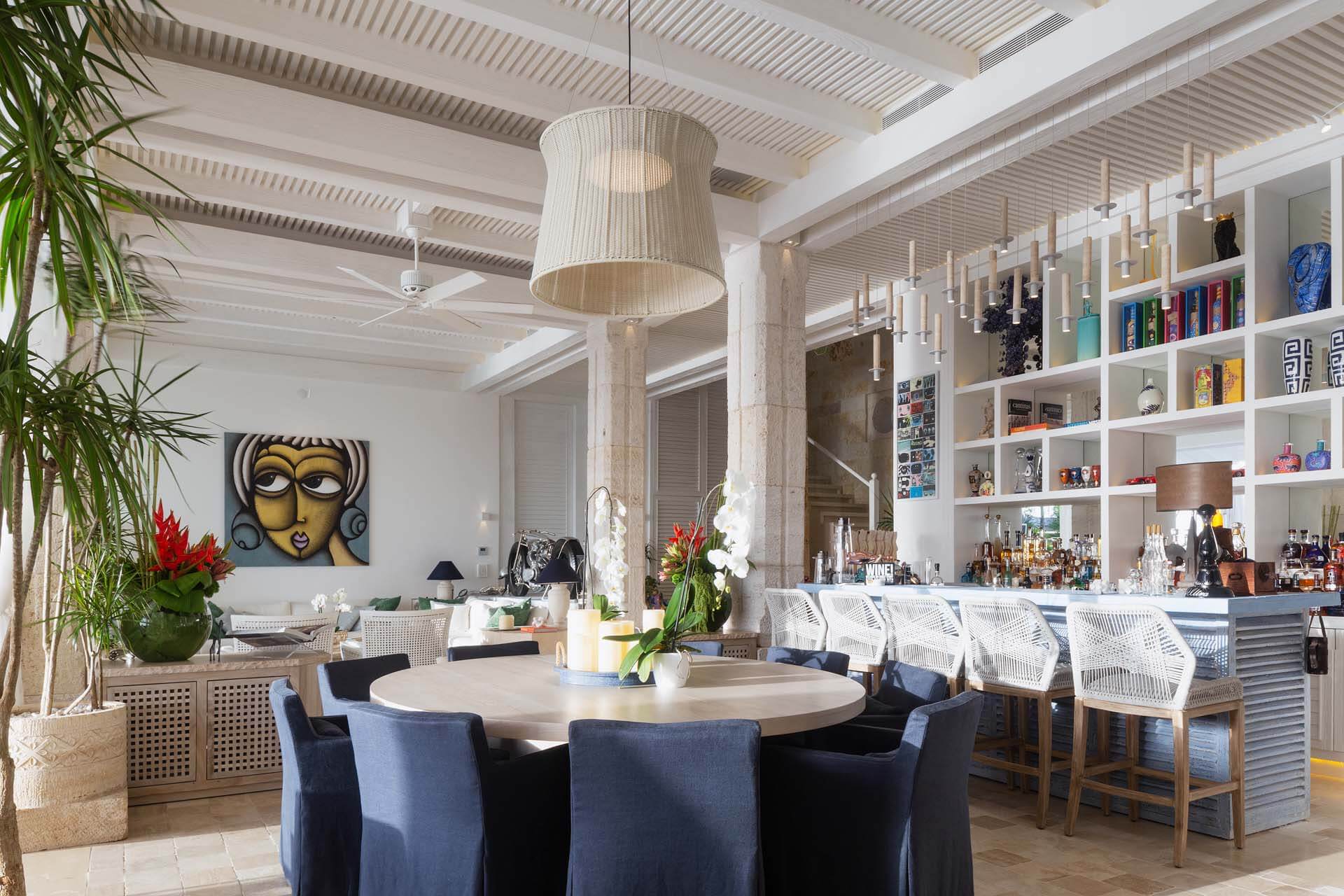 Modern elegance by the sea — Villa Sha’s dining and bar space brings style, art, and sophistication to every moment. | Elegancia moderna frente al mar — el comedor y la barra de Villa Sha unen estilo, arte y sofisticación en cada momento.
