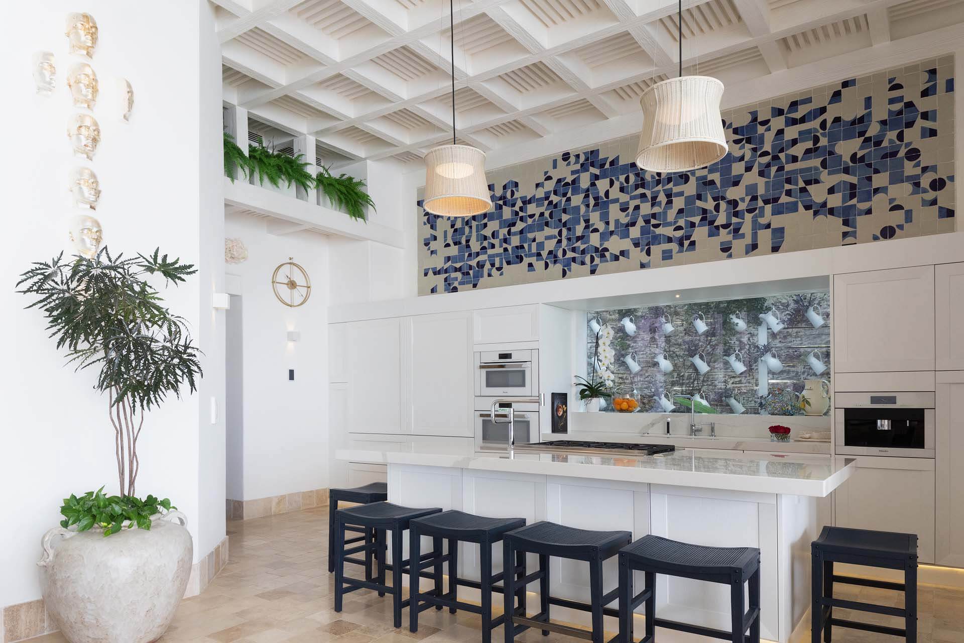 Sleek, bright, and inspiring — Villa Sha’s kitchen redefines modern tropical design. | Brillante, moderna e inspiradora — la cocina de Villa Sha redefine el diseño tropical contemporáneo.
