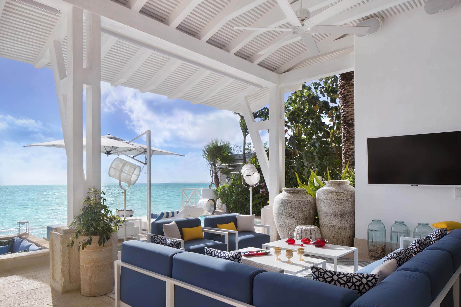 Relax by the turquoise sea — Villa Sha’s terrace is designed for oceanfront serenity and style. | Relájate junto al mar turquesa — la terraza de Villa Sha está diseñada para el descanso y el estilo frente al océano.
