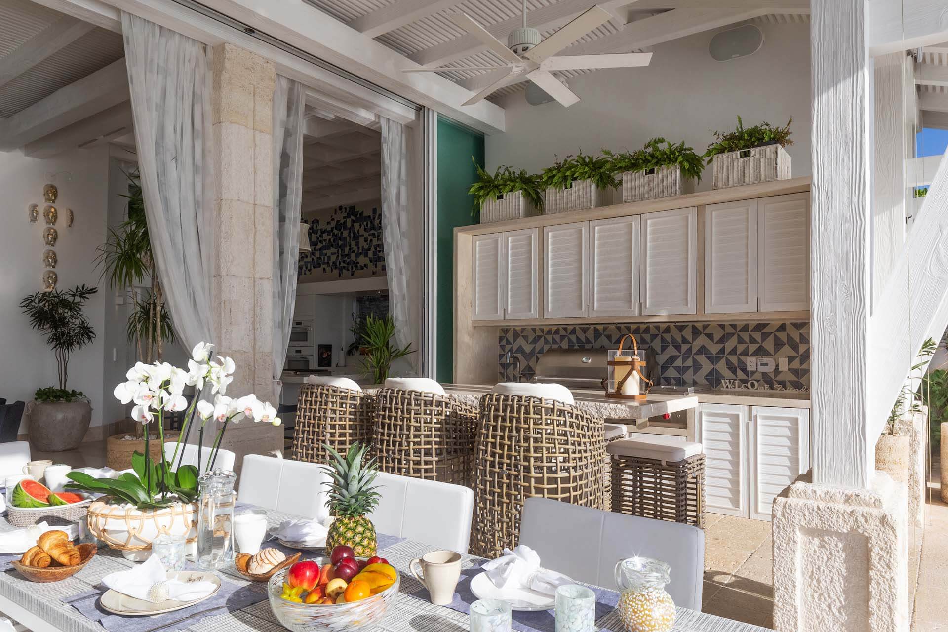 Savor unforgettable meals by the sea — Villa Sha’s outdoor dining blends elegance and tropical charm. | Disfruta comidas inolvidables junto al mar — el comedor exterior de Villa Sha combina elegancia y encanto tropical.

