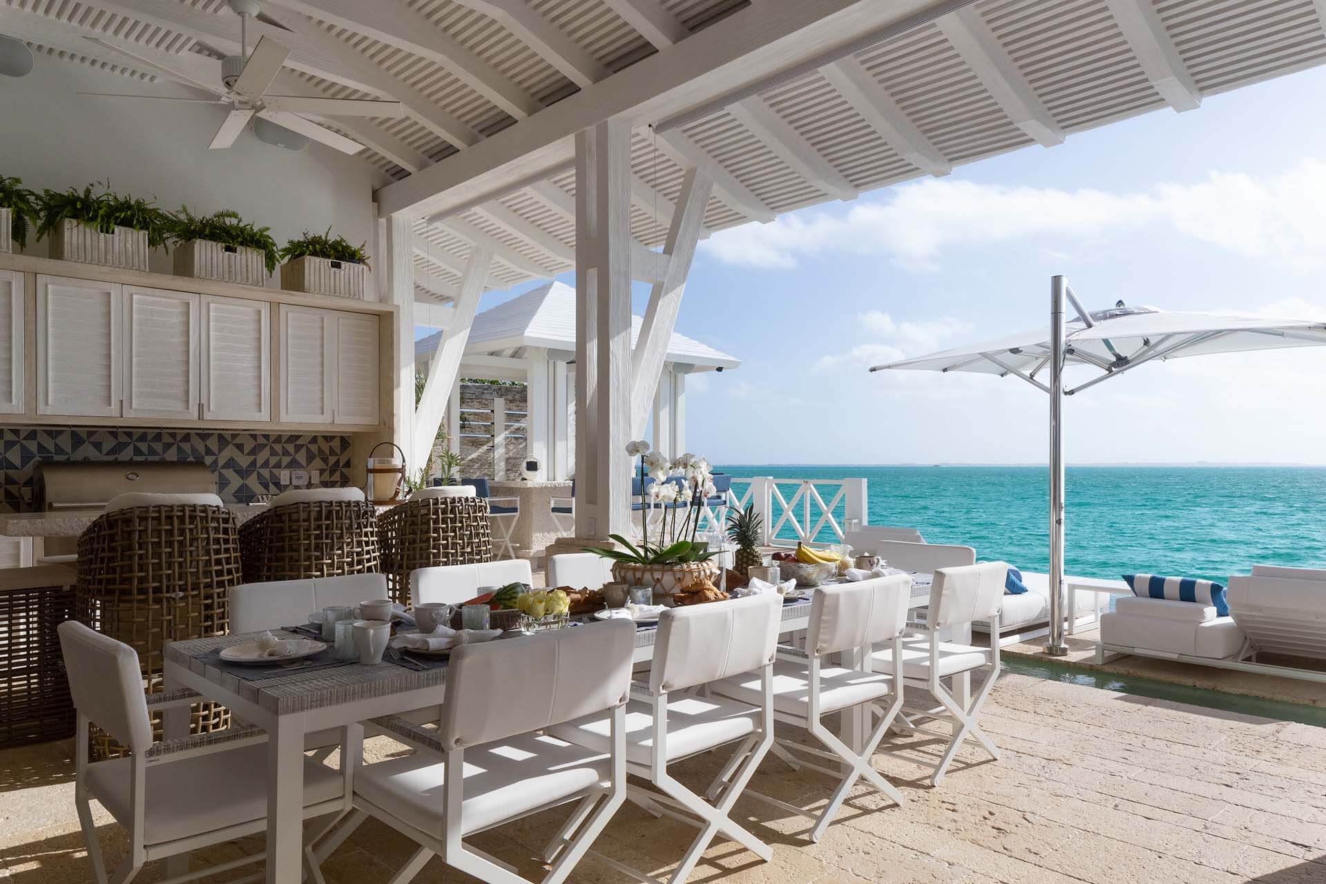 A breakfast made unforgettable by the sea breeze and turquoise views of Villa Sha. | Un desayuno inolvidable con la brisa marina y las vistas turquesas de Villa Sha.
