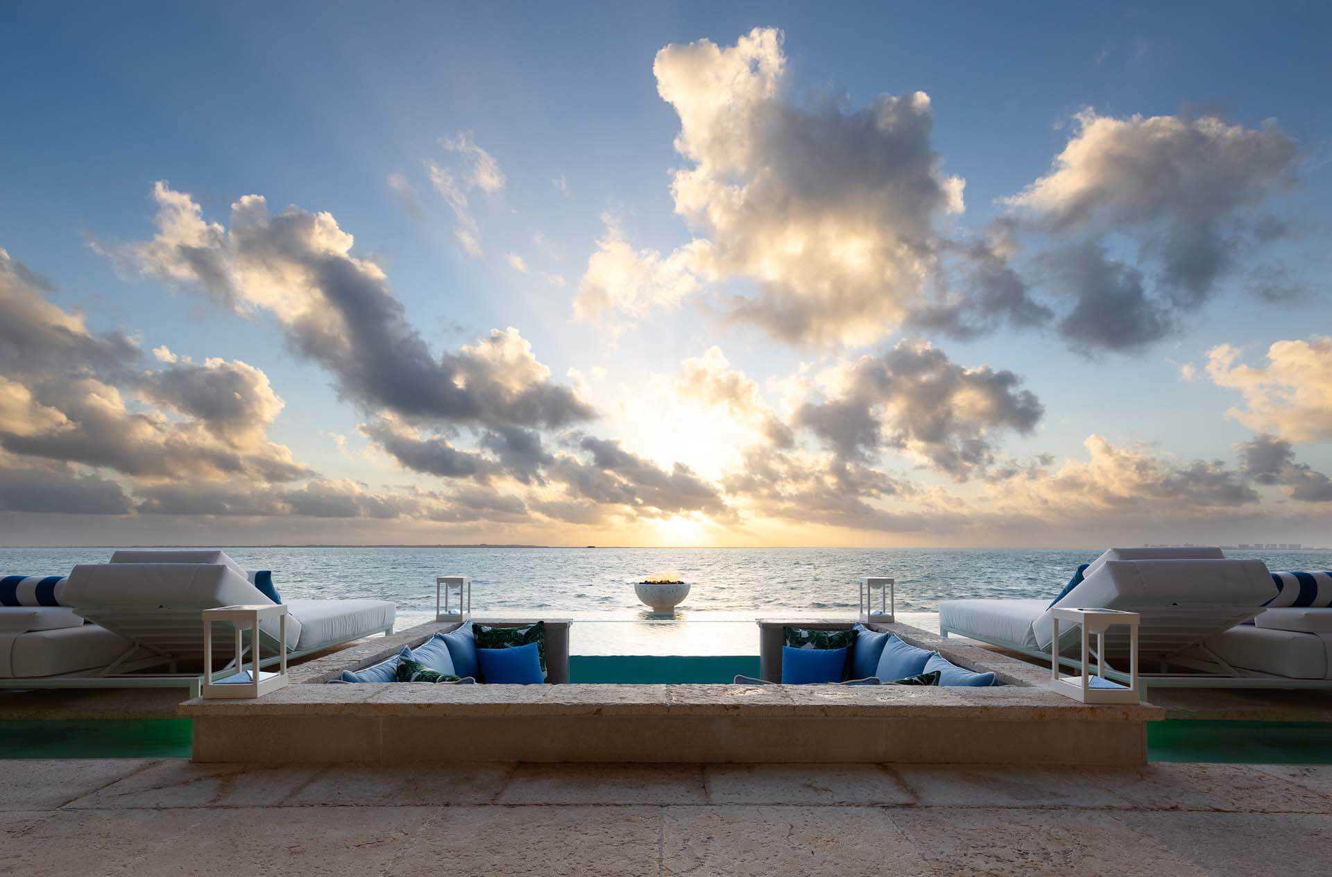 Where the sky meets the sea — Villa Sha’s infinity pool captures the essence of Caribbean tranquility. | Donde el cielo se une con el mar — la alberca infinita de Villa Sha refleja la esencia de la tranquilidad caribeña.
