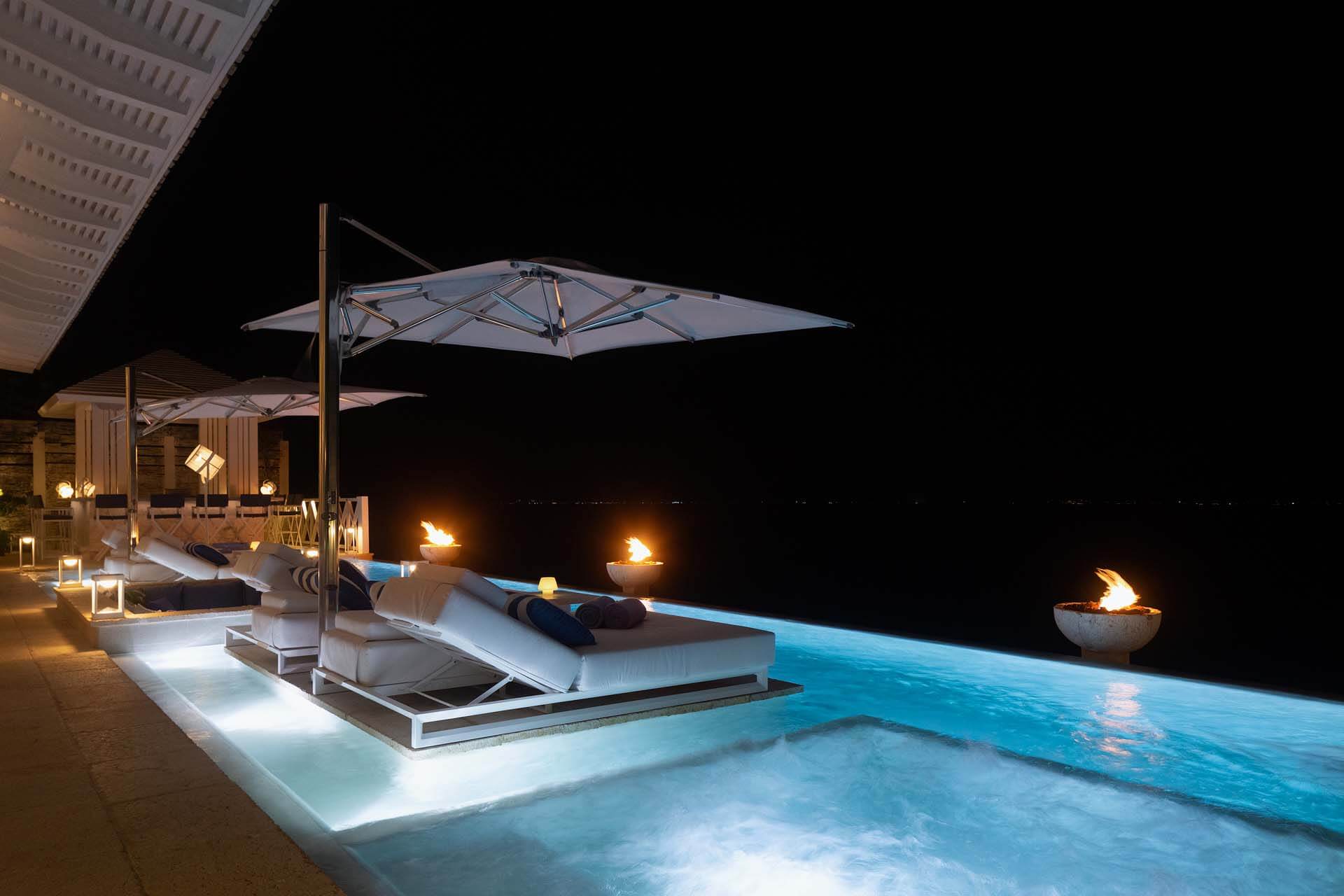 Night falls, and Villa Sha transforms — a glowing sanctuary of elegance and calm by the Caribbean Sea. | Cuando cae la noche, Villa Sha se transforma — un santuario luminoso de elegancia y calma frente al mar Caribe.

