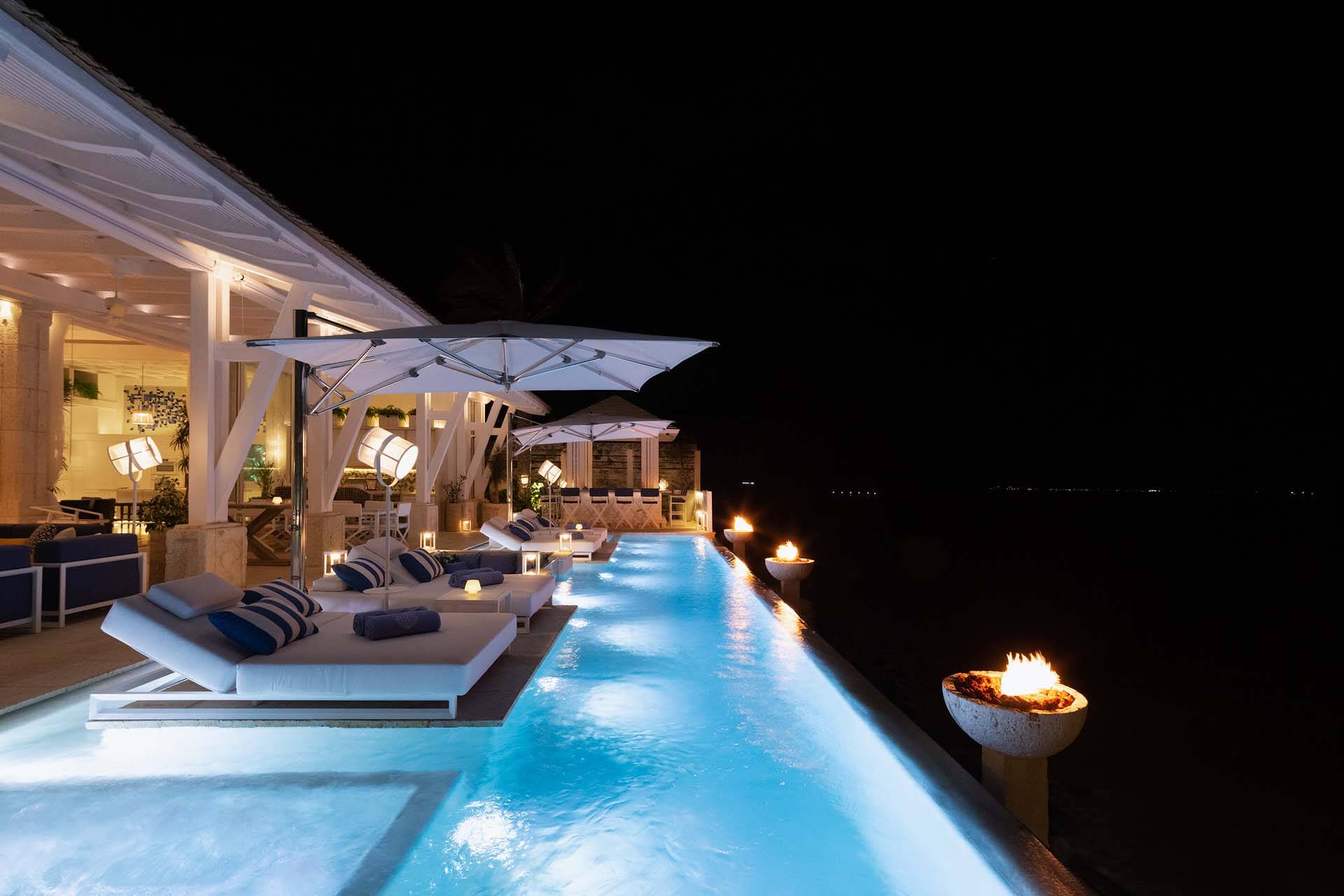 Fire, water, and light come together in perfect harmony — the magic of Villa Sha after dark. | Fuego, agua y luz se unen en perfecta armonía — la magia de Villa Sha al caer la noche.
