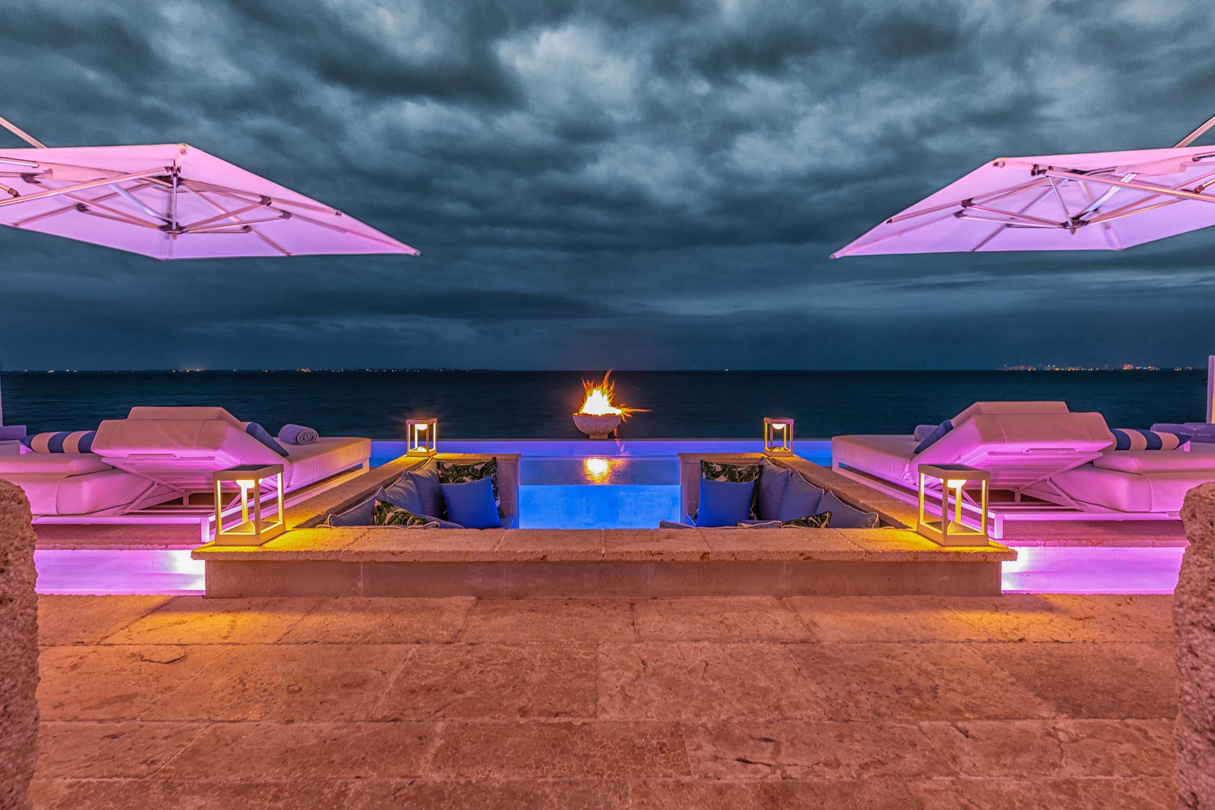 As the sun fades, Villa Sha glows — where fire meets the sea in a spectacle of light and tranquility. | Cuando el sol se oculta, Villa Sha resplandece — donde el fuego se une al mar en un espectáculo de luz y tranquilidad.
