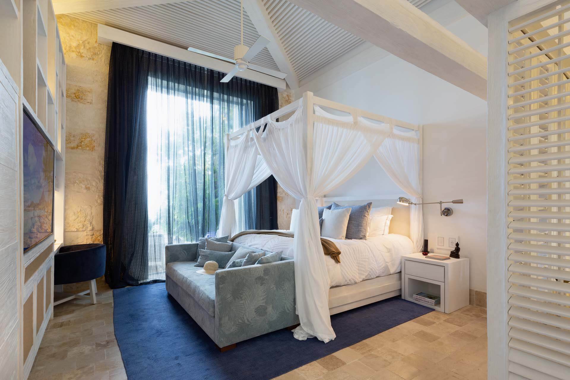 Wake up in paradise — Villa Sha invites you to rest in refined Caribbean elegance. | Despierta en el paraíso — Villa Sha te invita a descansar en la elegancia caribeña.
