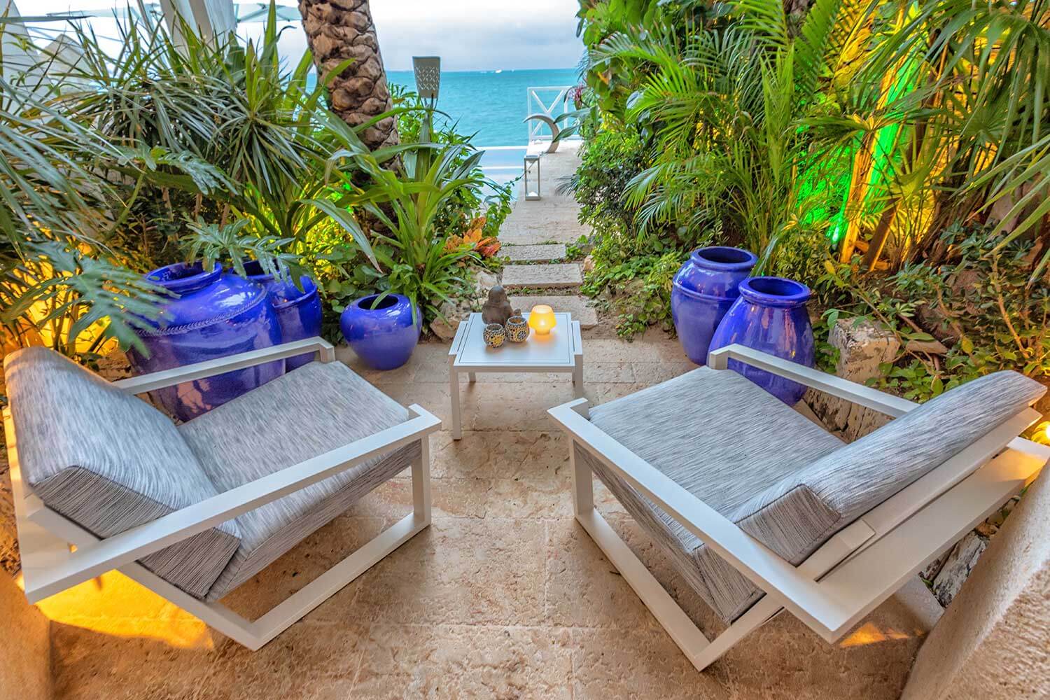 A peaceful hideaway framed by the sea and tropical greenery — the art of relaxation at Villa Sha. | Un rincón de paz entre el mar y la vegetación tropical — el arte de relajarse en Villa Sha.
