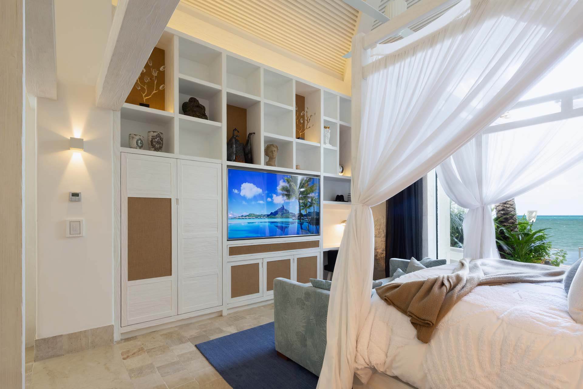 Wake up to ocean views framed by art and design — the perfect balance of comfort and beauty. | Despierta con vistas al mar enmarcadas por arte y diseño — el equilibrio perfecto entre confort y belleza.