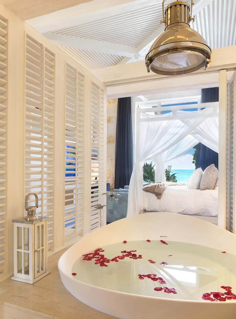 Romance meets design — soak in tranquility with the Caribbean just beyond your window. | Romance y diseño — sumérgete en la tranquilidad con el Caribe al otro lado de tu ventana.
