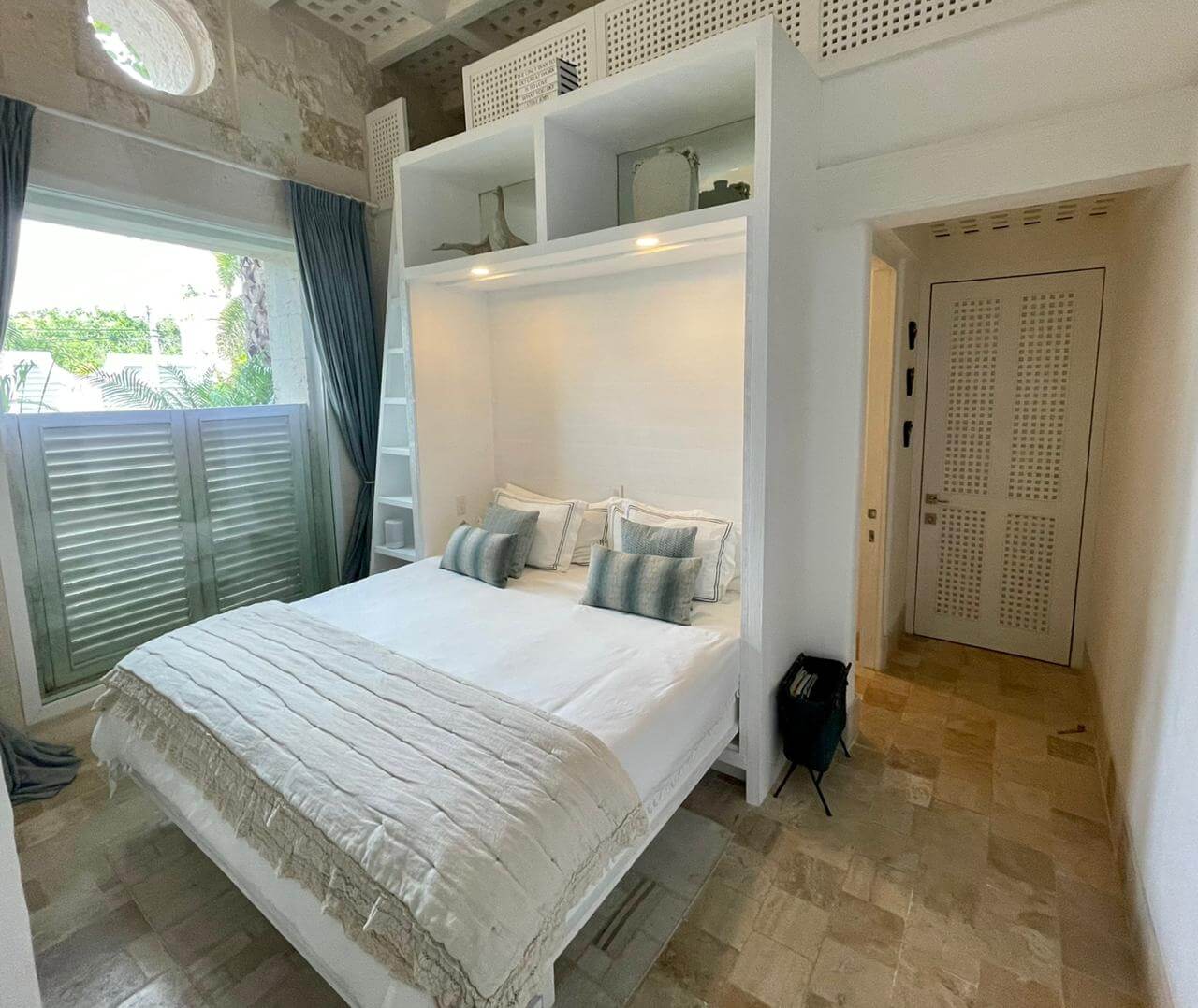 Soft tones, natural textures, and peaceful design — comfort redefined by the Caribbean. | Tonos suaves, texturas naturales y diseño sereno — el confort redefinido junto al Caribe.

