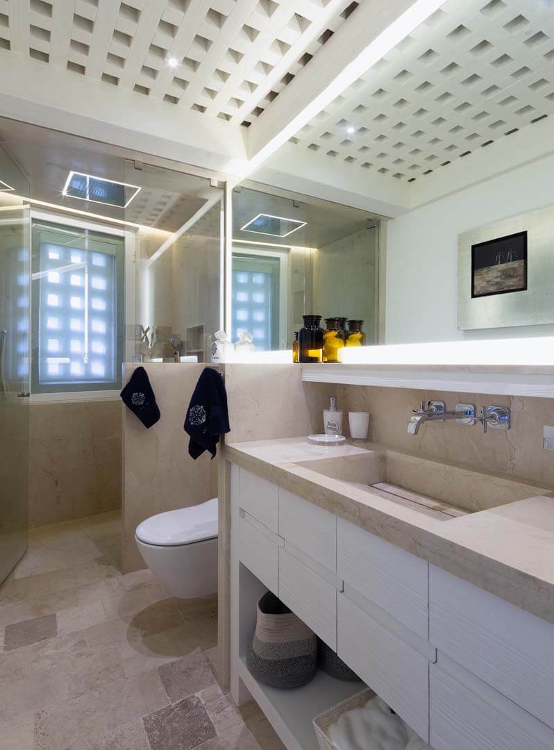 Minimalist design meets tropical elegance in this refined villa bathroom. | El diseño minimalista se une a la elegancia tropical en este refinado baño de villa.
