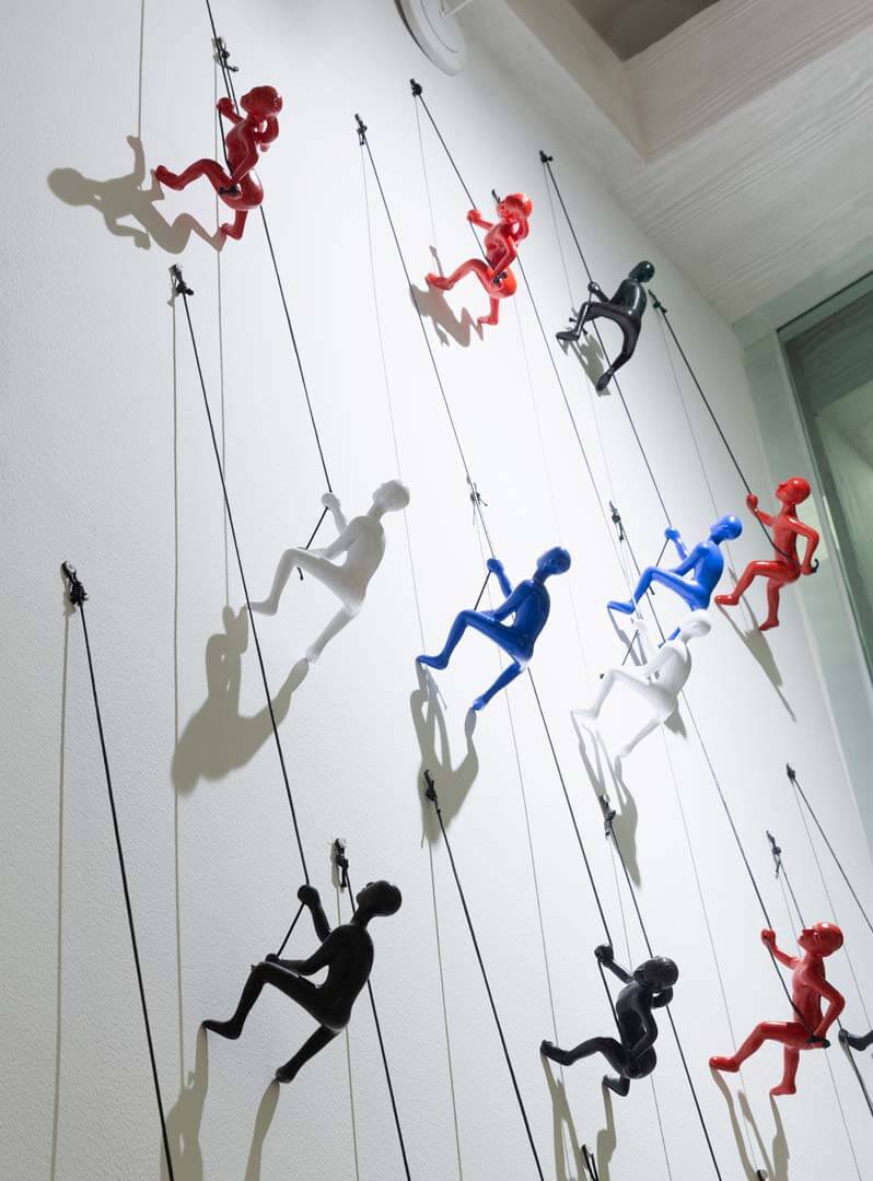 A vibrant artistic detail that brings energy and creativity to Villa Sha. | Un detalle artístico vibrante que aporta energía y creatividad a Villa Sha.
