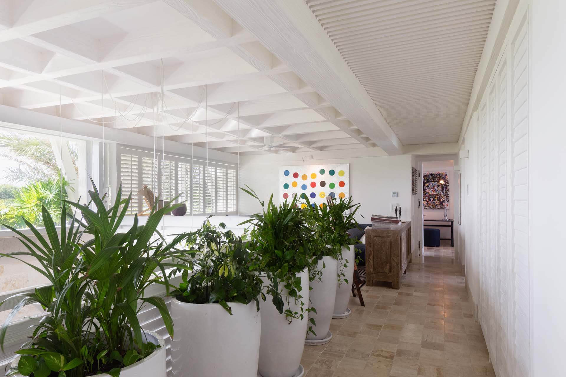 Natural light and art combine to create harmony in this elegant Villa Sha corridor. | La luz natural y el arte se combinan para crear armonía en este elegante pasillo de Villa Sha.
