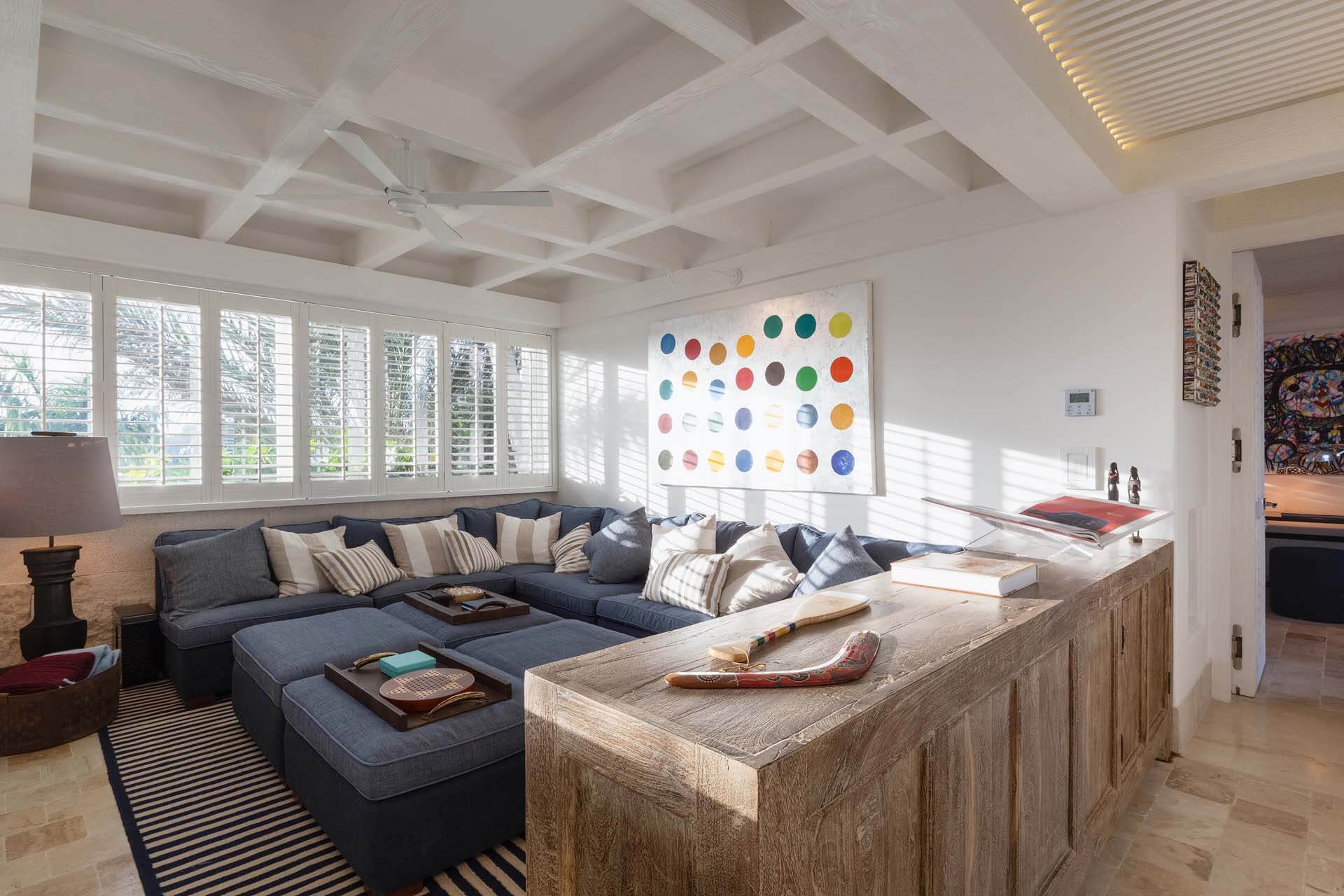 Comfort meets art in this elegant and sunlit Villa Sha lounge. | Comodidad y arte se unen en este elegante y luminoso salón de Villa Sha.
