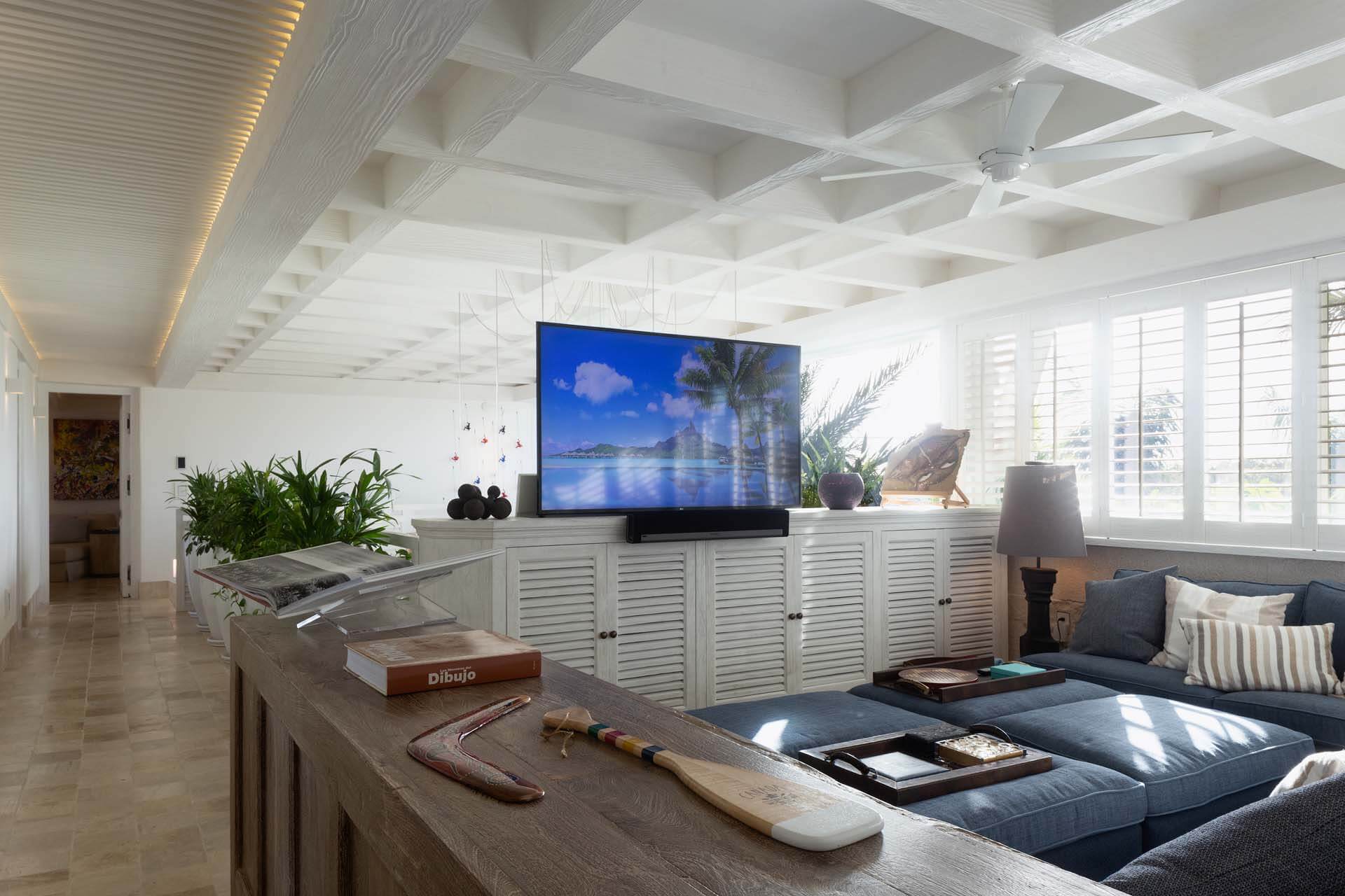 A light-filled living space designed for comfort and style at Villa Sha. | Un espacio lleno de luz, diseñado para el confort y el estilo en Villa Sha.
