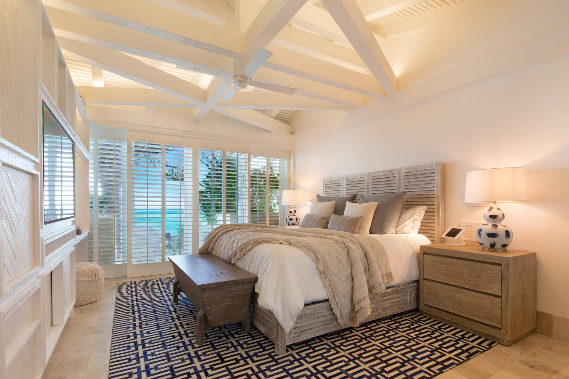 Wake up to ocean views and natural light in Villa Sha’s serene master suite. | Despierta con vistas al mar y luz natural en la serena suite principal de Villa Sha.
