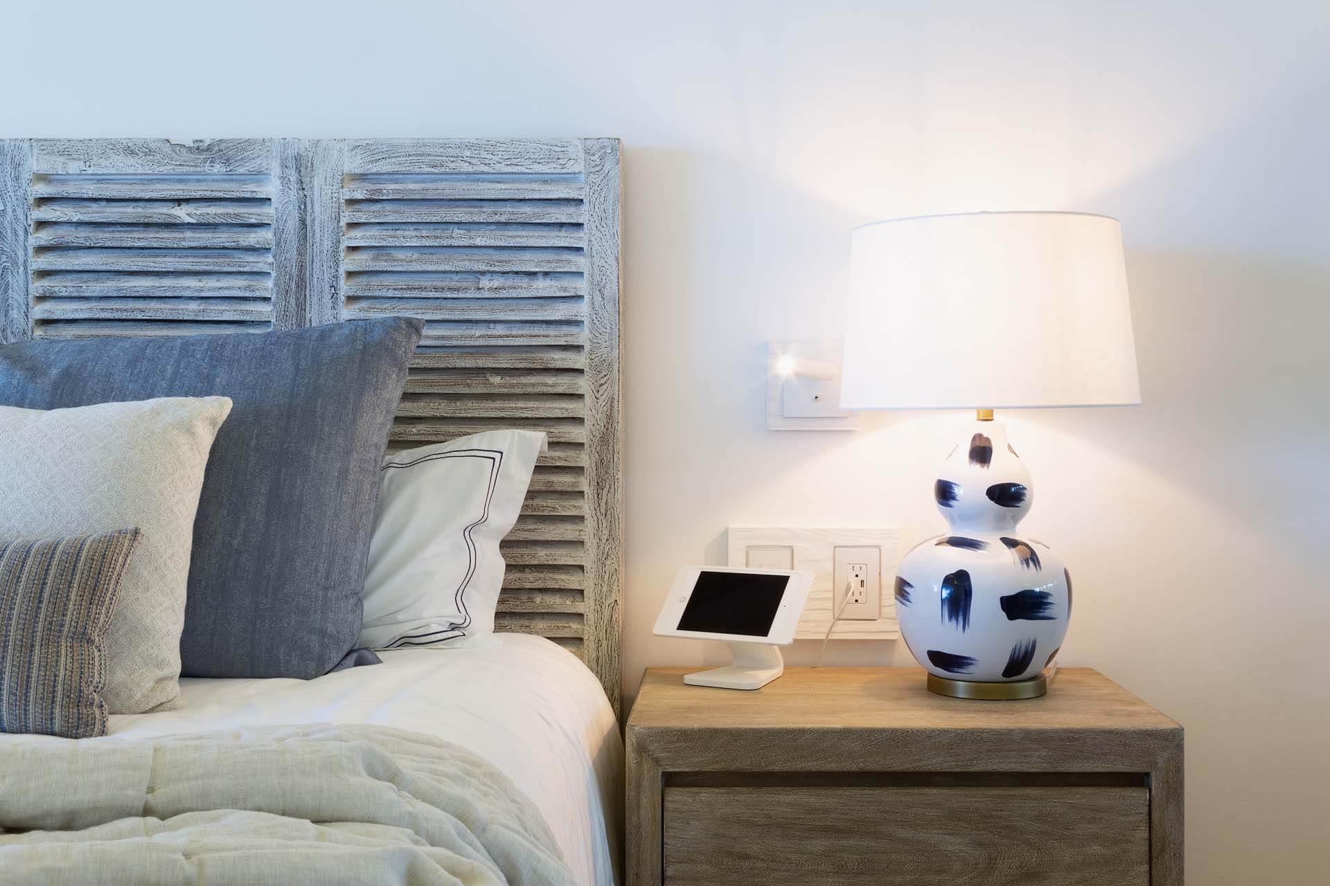 Elegant coastal details blending natural textures and modern touches. | Detalles costeros elegantes que combinan texturas naturales y toques modernos.
